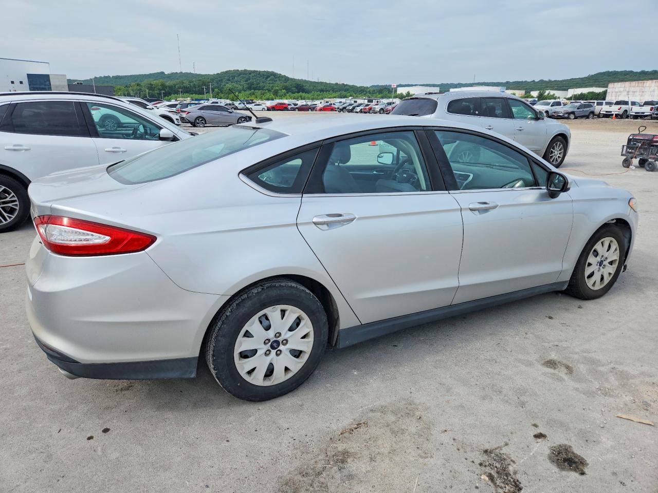 2014 Ford Fusion S Серебряный vin: 3FA6P0G77ER110324