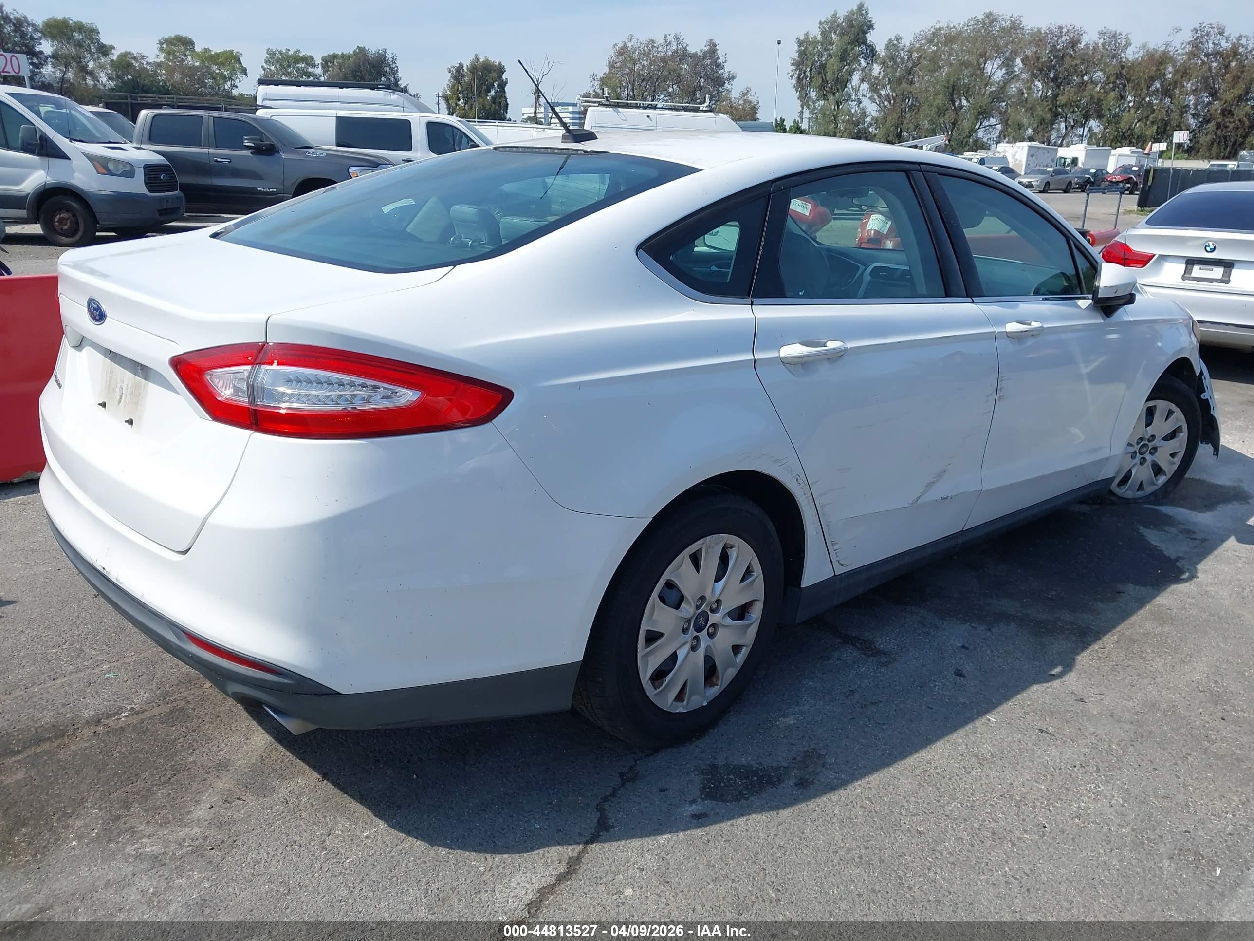 2014 Ford Fusion S White vin: 3FA6P0G77ER283891