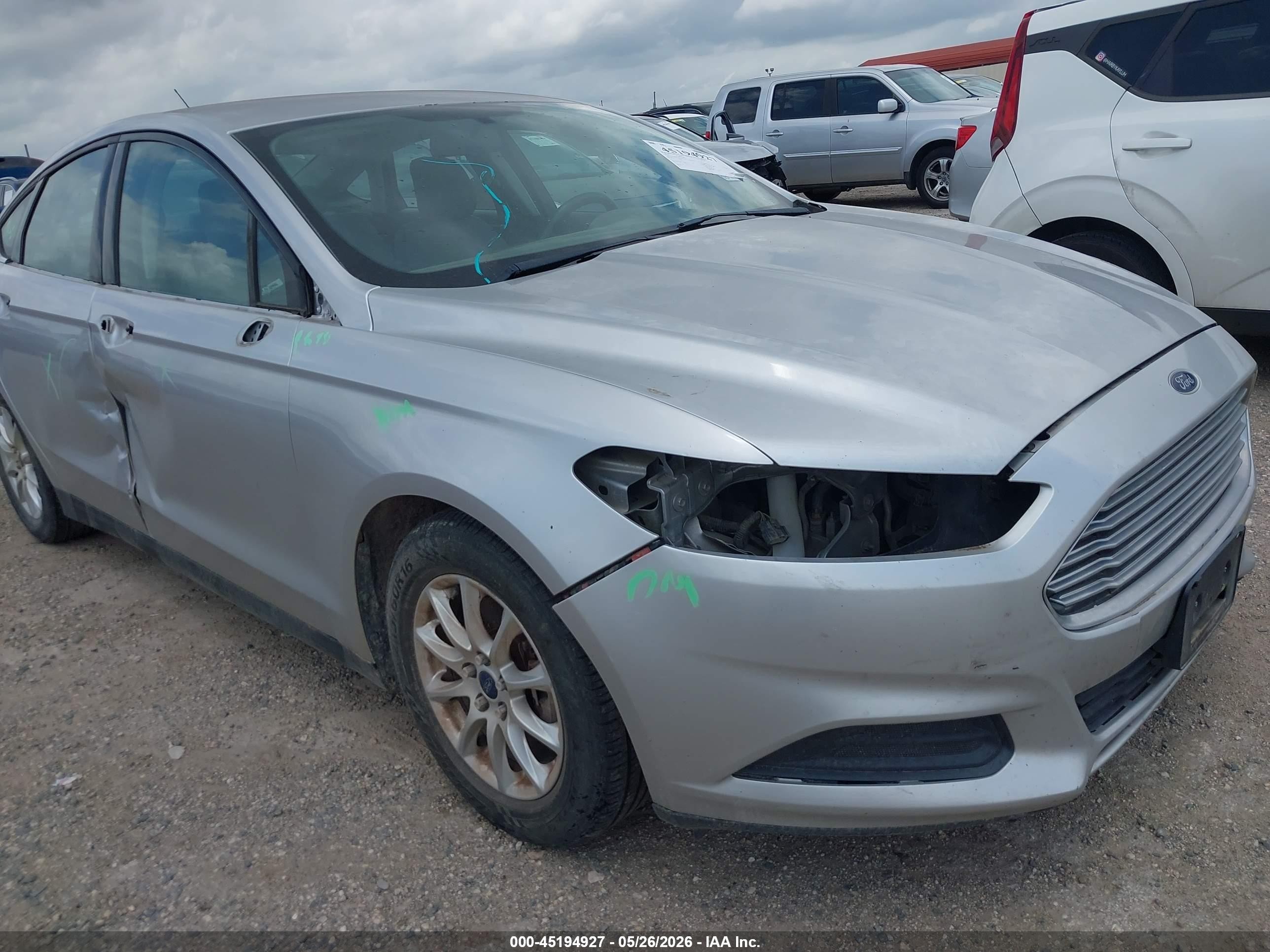 2015 Ford Fusion S Серебряный vin: 3FA6P0G77FR163946