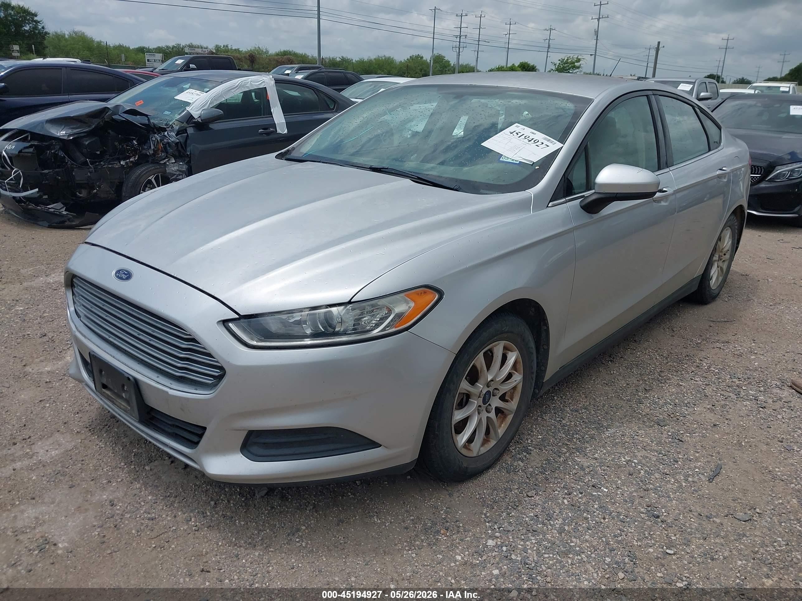 2015 Ford Fusion S Серебряный vin: 3FA6P0G77FR163946