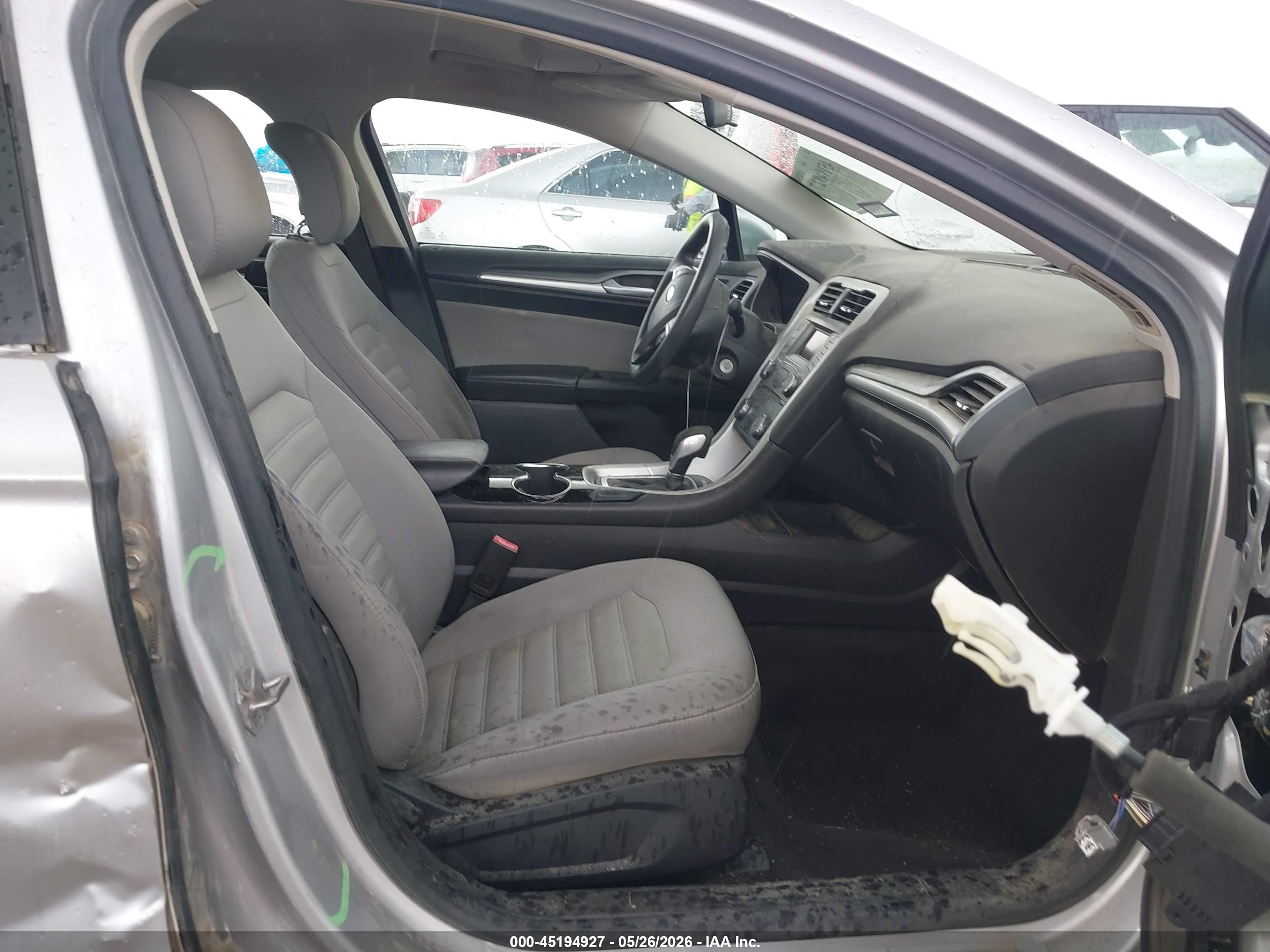 2015 Ford Fusion S Серебряный vin: 3FA6P0G77FR163946