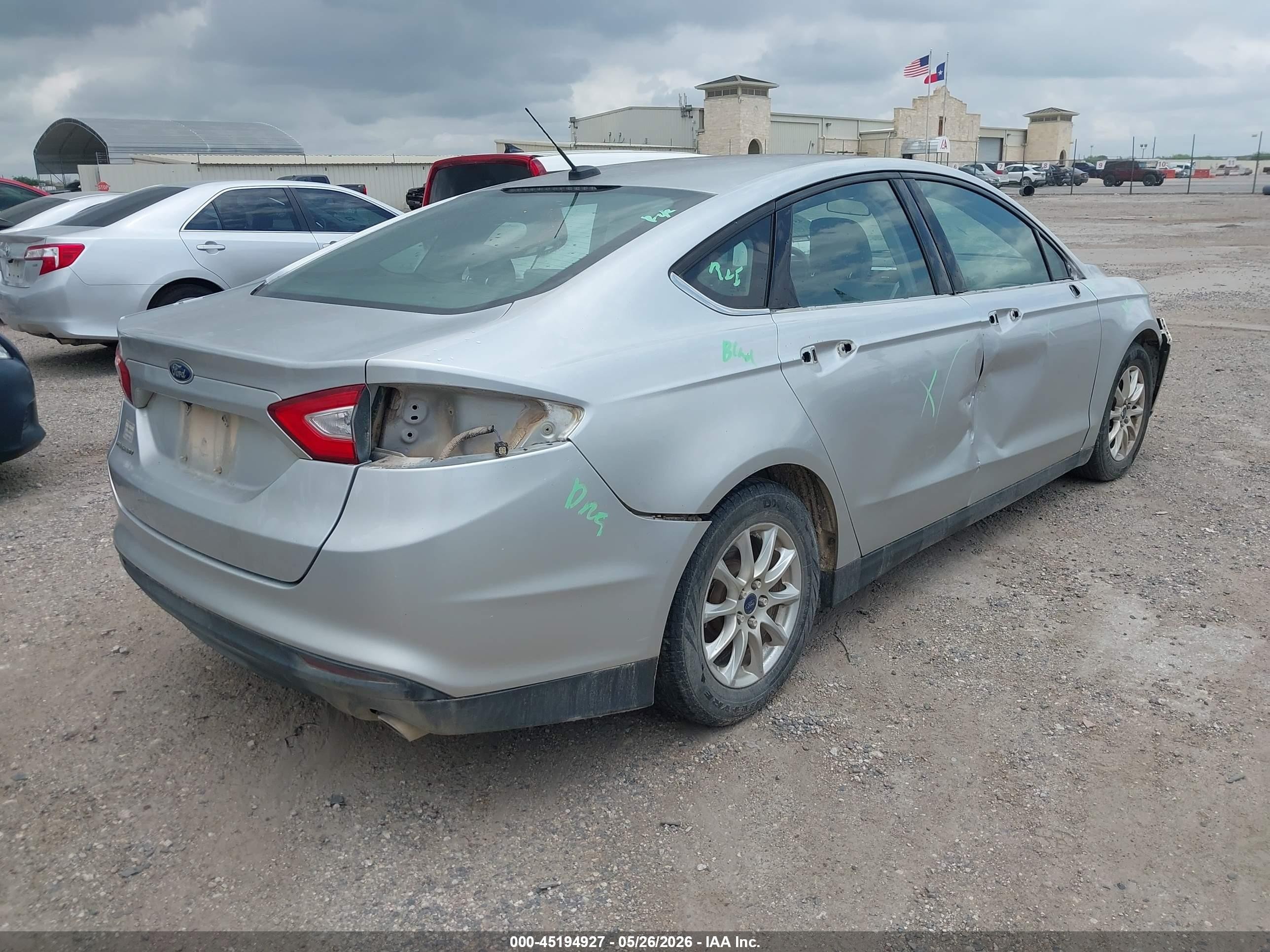 2015 Ford Fusion S Серебряный vin: 3FA6P0G77FR163946
