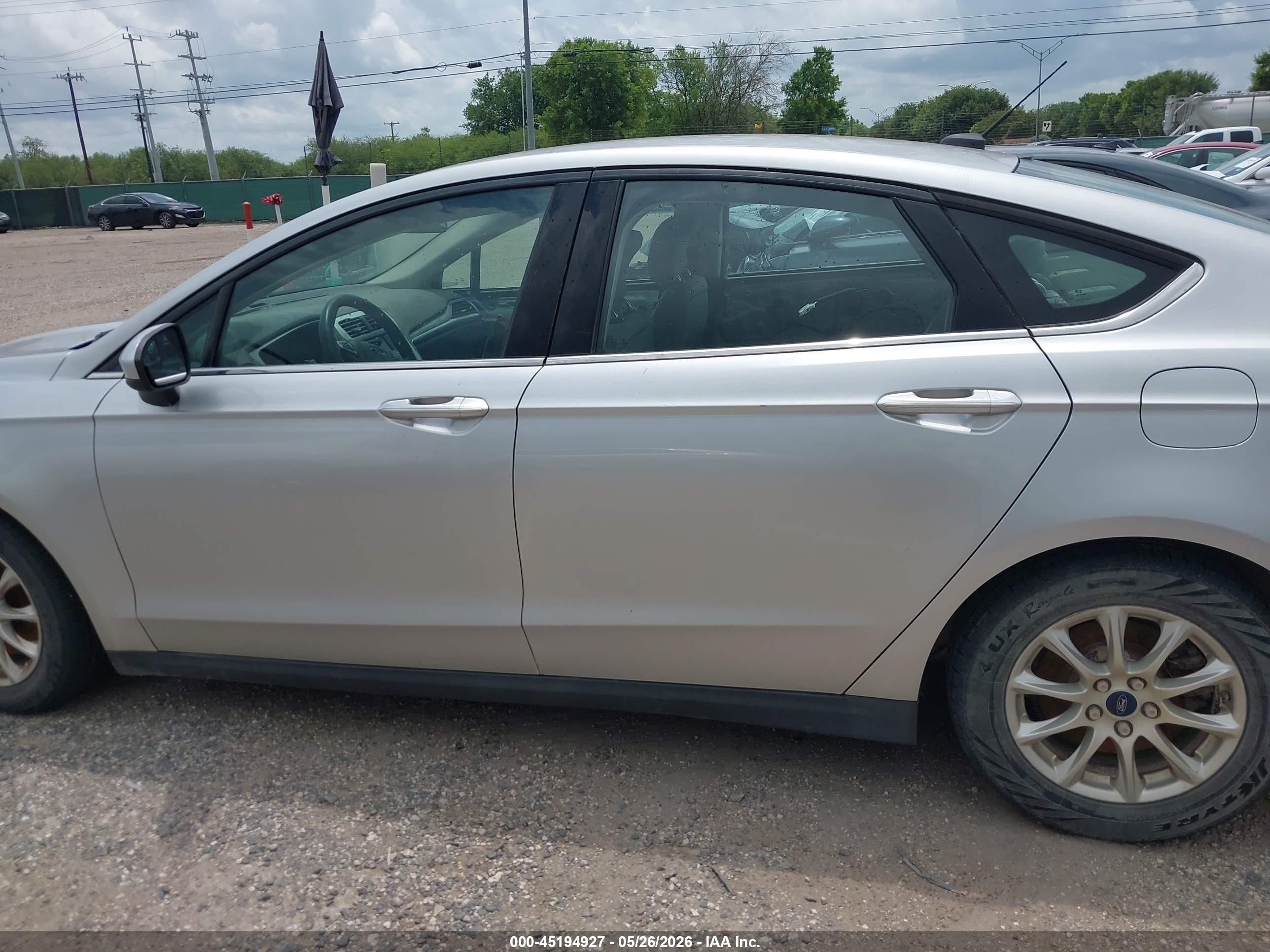 2015 Ford Fusion S Серебряный vin: 3FA6P0G77FR163946