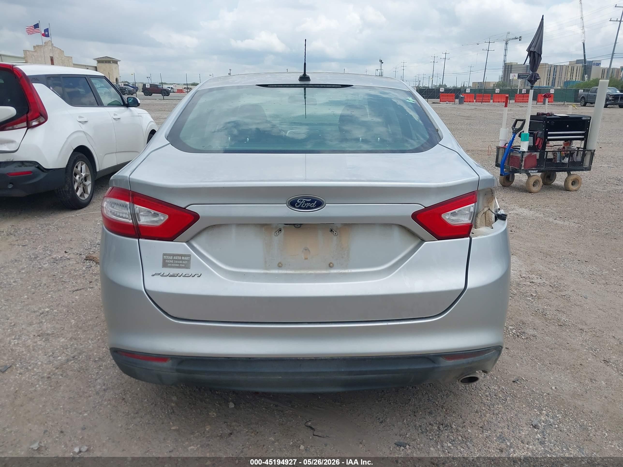 2015 Ford Fusion S Серебряный vin: 3FA6P0G77FR163946