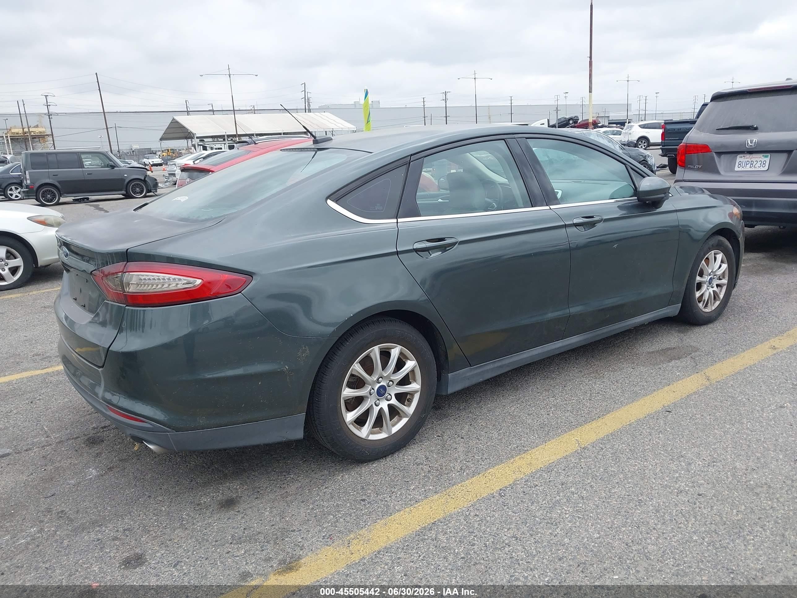 2015 Ford Fusion S Зеленый vin: 3FA6P0G77FR245319