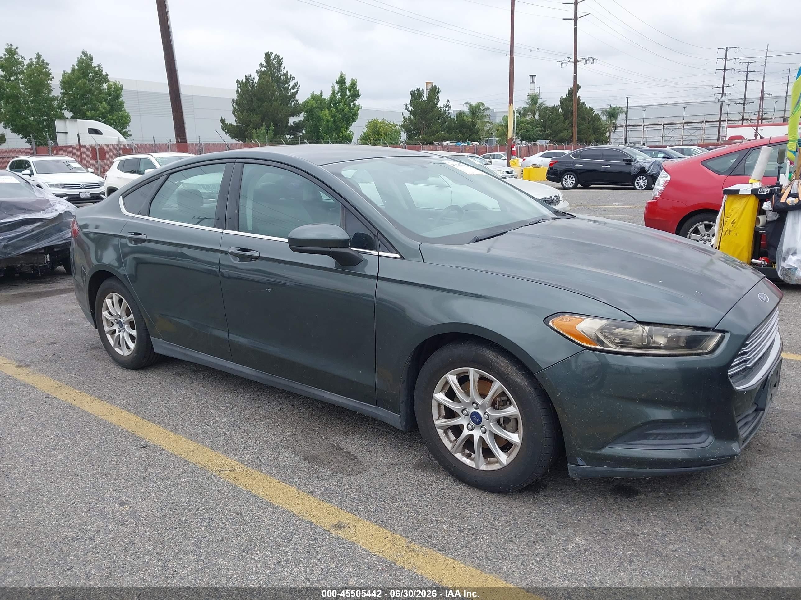 2015 Ford Fusion S Зеленый vin: 3FA6P0G77FR245319