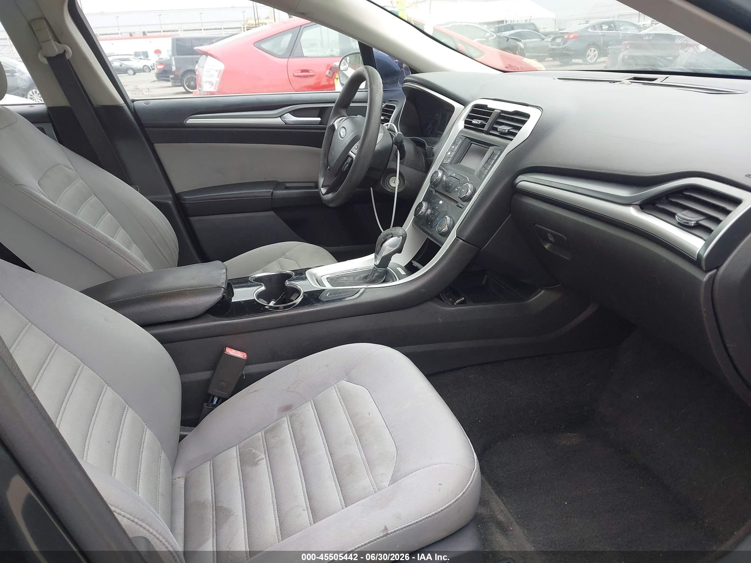 2015 Ford Fusion S Зеленый vin: 3FA6P0G77FR245319