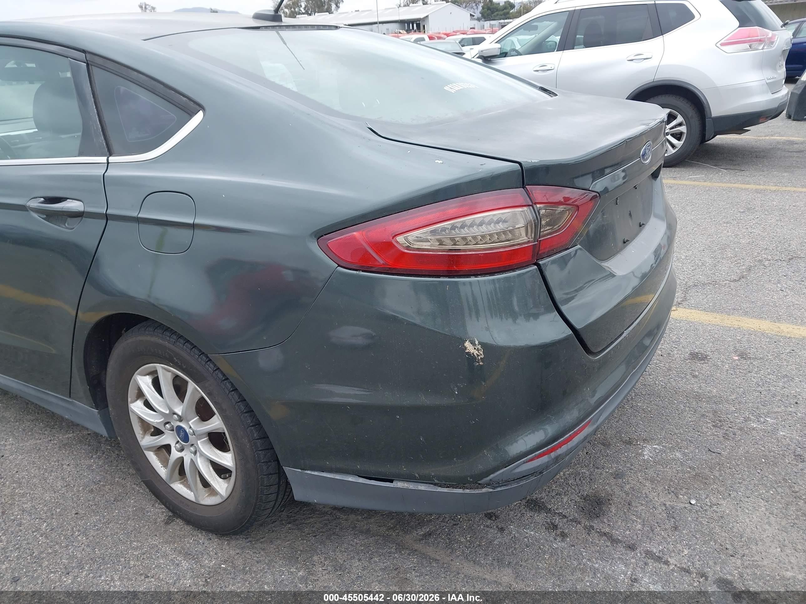 2015 Ford Fusion S Зеленый vin: 3FA6P0G77FR245319
