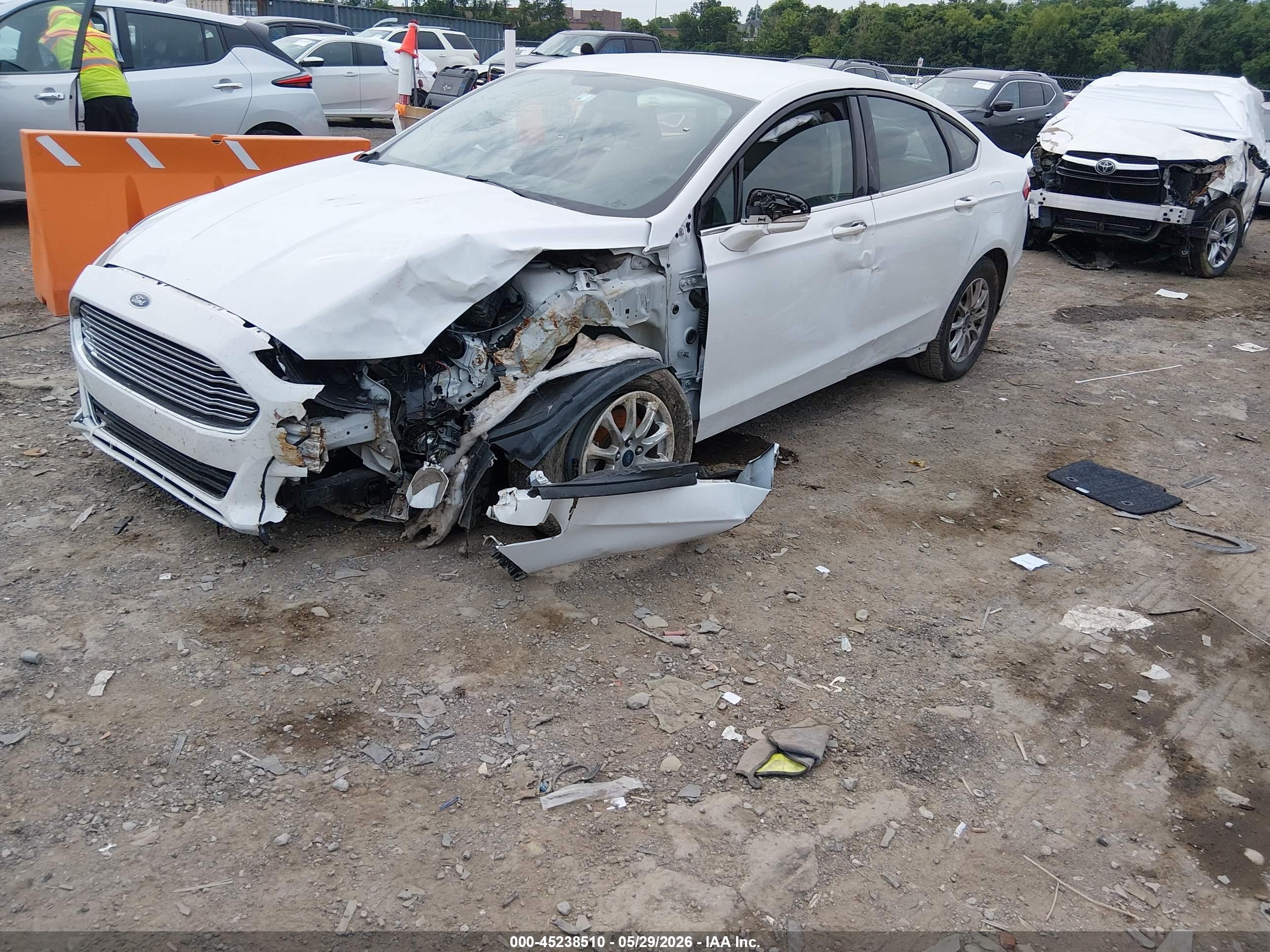 2016 Ford Fusion S Белый vin: 3FA6P0G77GR382441