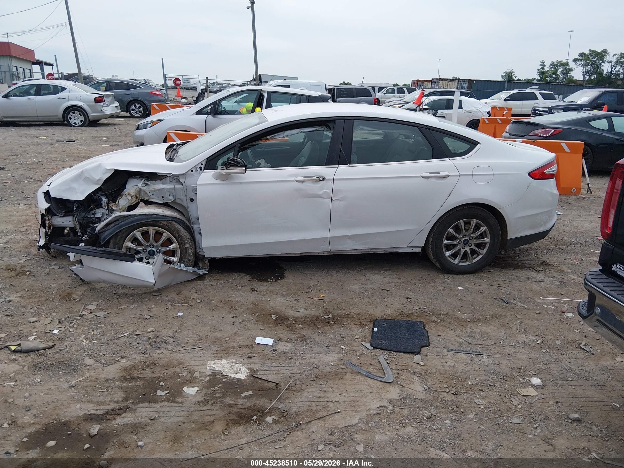 2016 Ford Fusion S Белый vin: 3FA6P0G77GR382441