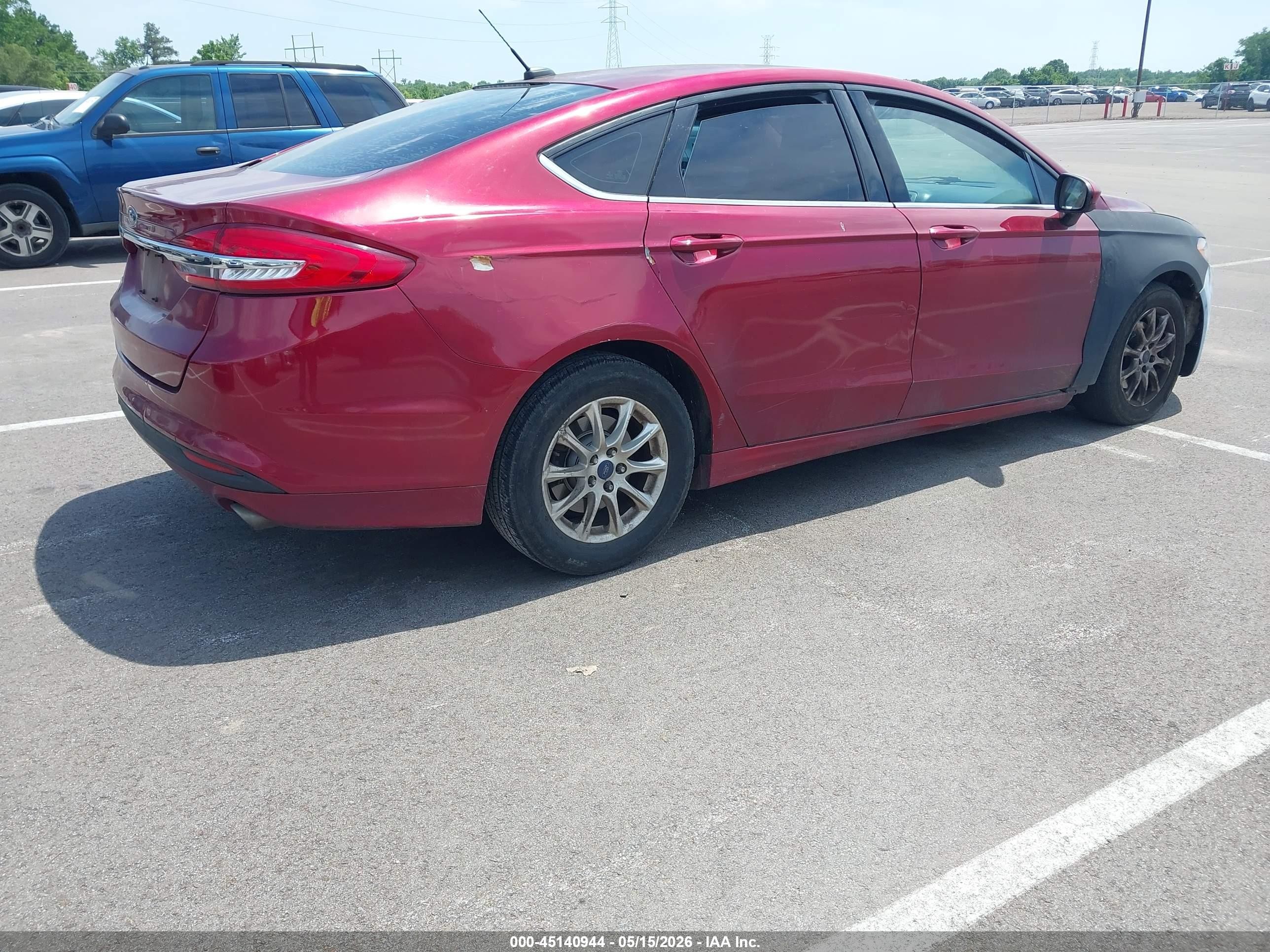 2017 Ford Fusion S Красный vin: 3FA6P0G77HR231648
