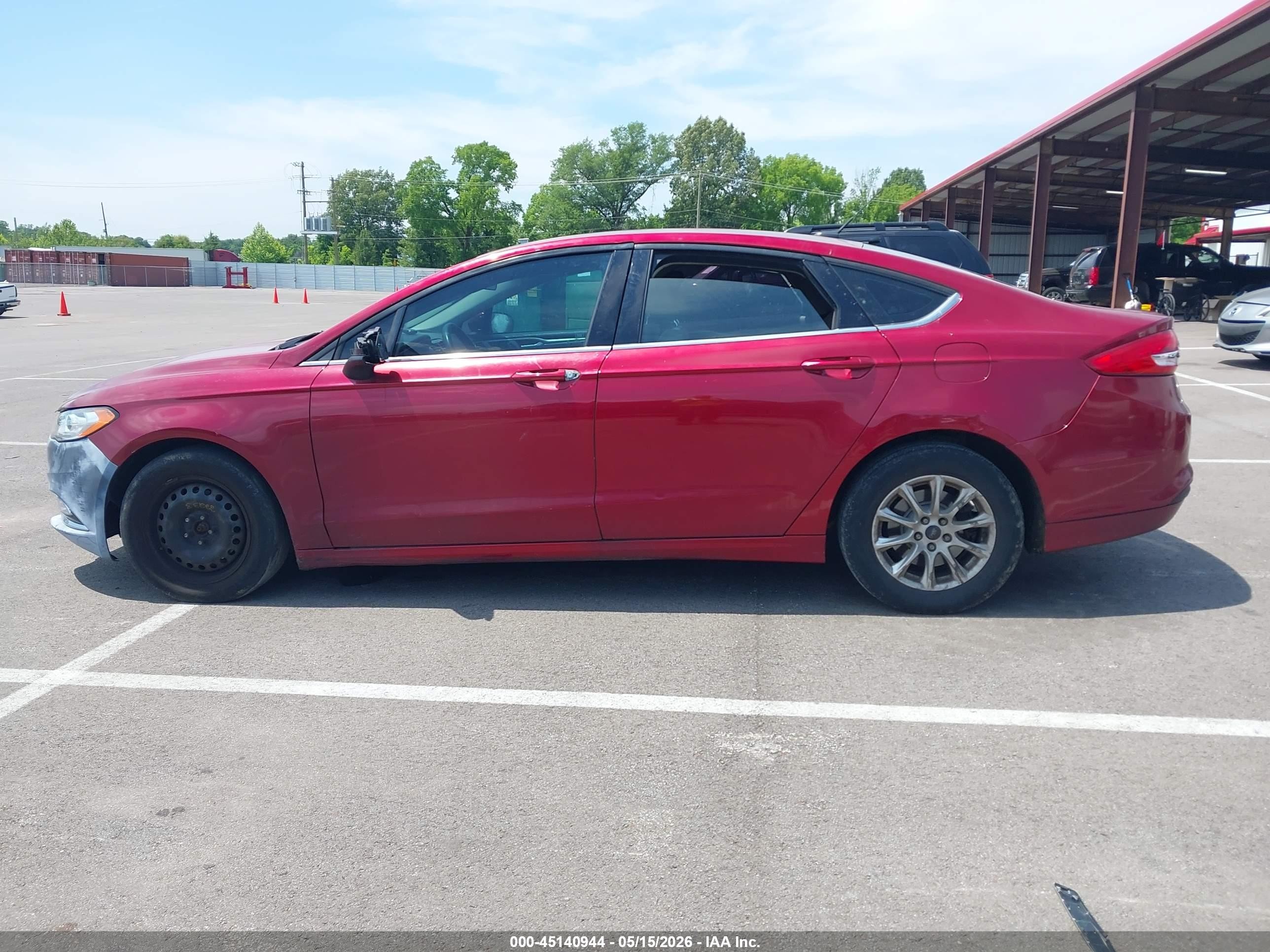 2017 Ford Fusion S Красный vin: 3FA6P0G77HR231648