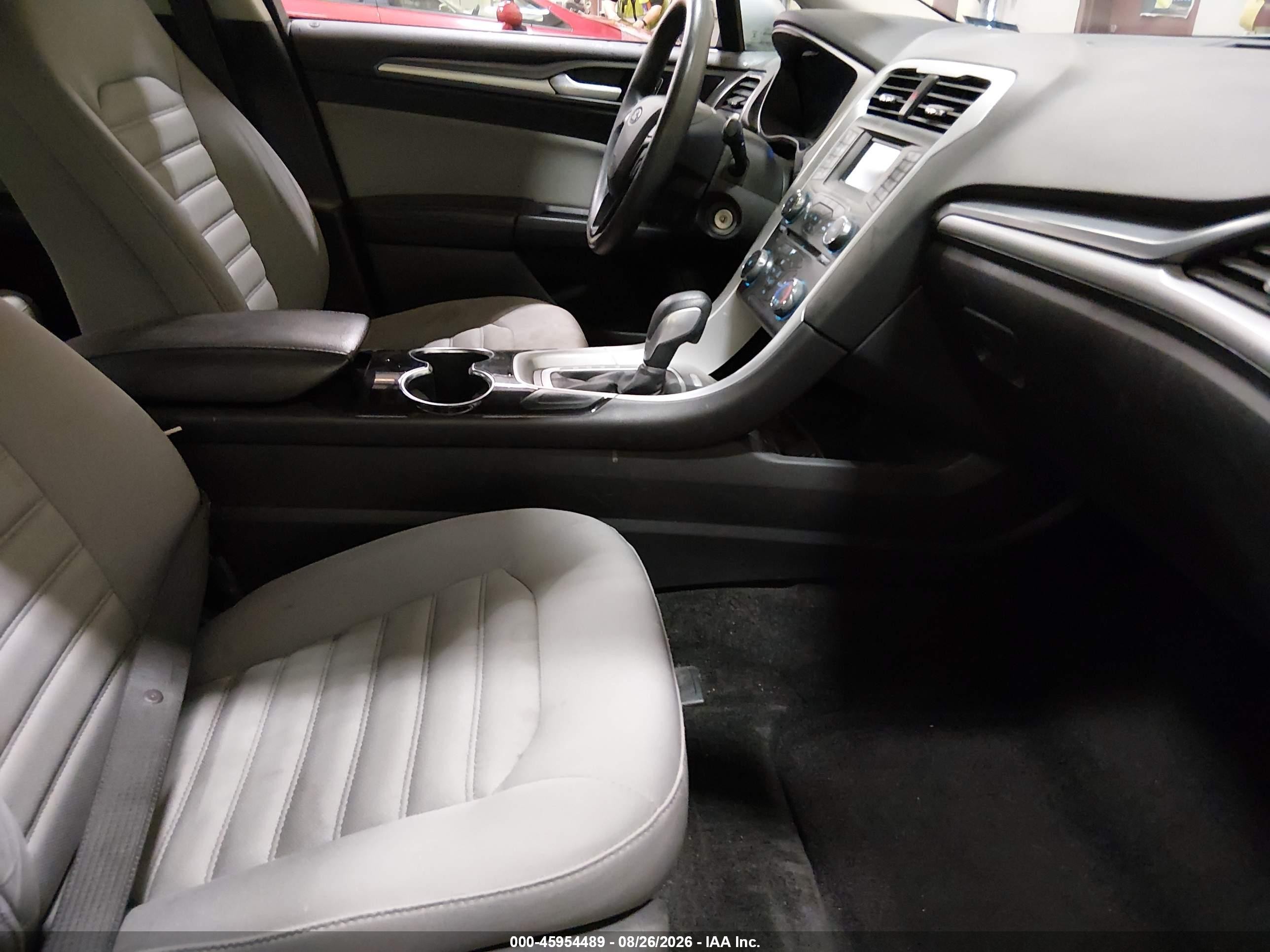 2014 Ford Fusion S Серебряный vin: 3FA6P0G78ER268798