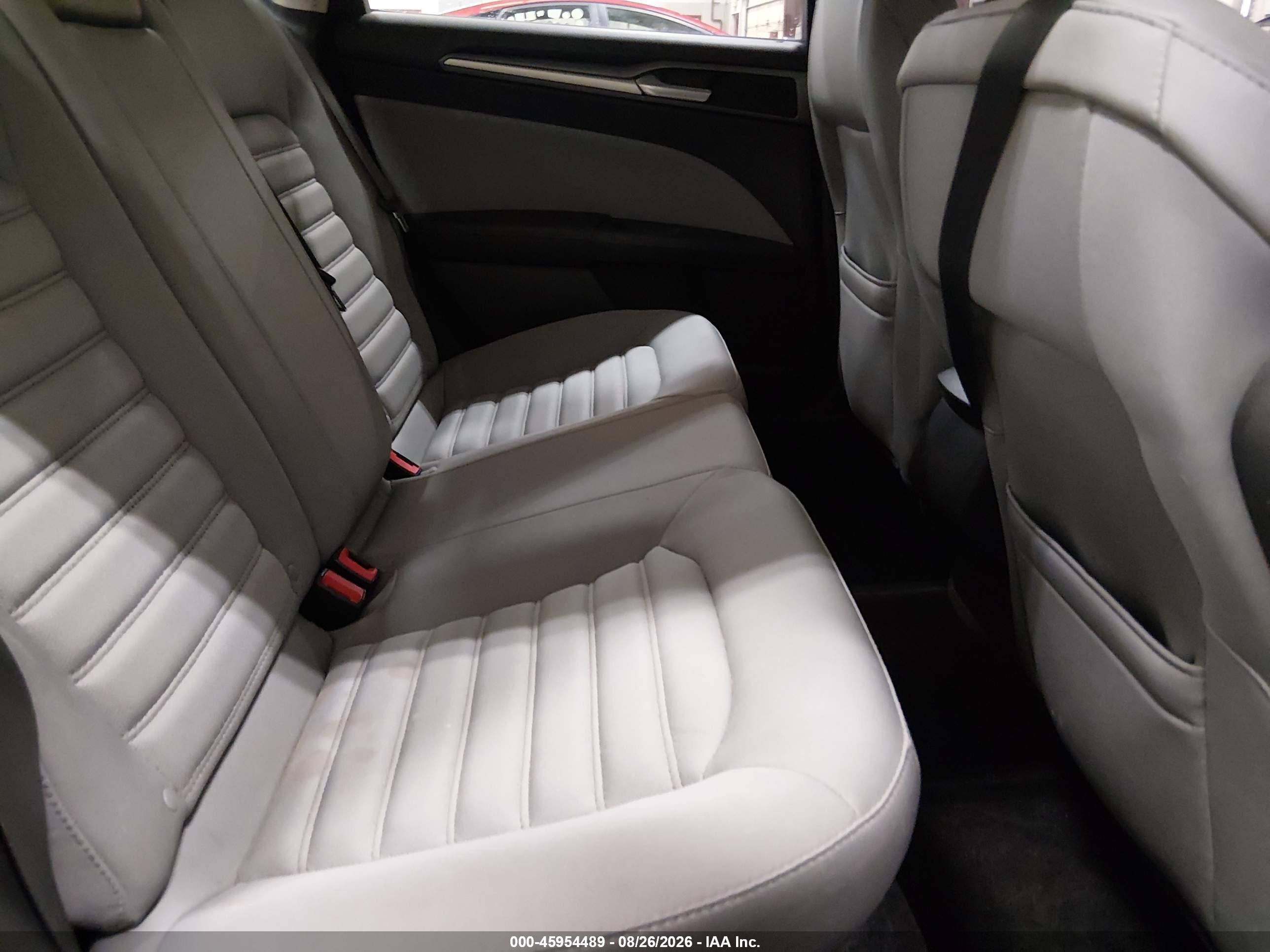 2014 Ford Fusion S Серебряный vin: 3FA6P0G78ER268798