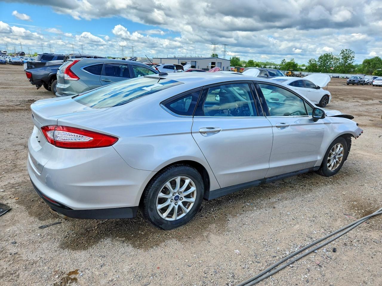 2015 Ford Fusion S Серебряный vin: 3FA6P0G79FR124341