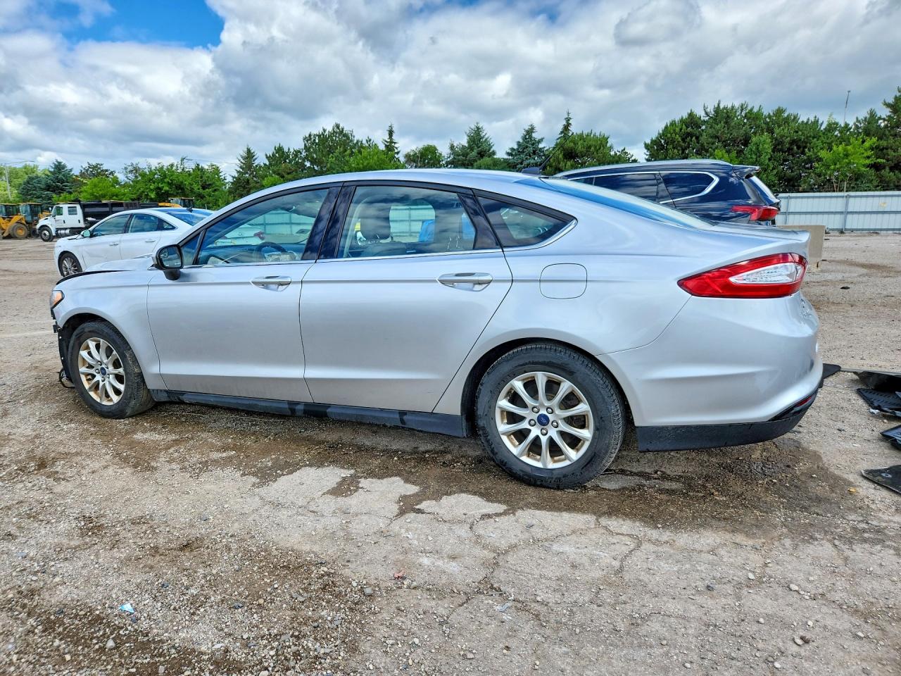 2015 Ford Fusion S Серебряный vin: 3FA6P0G79FR124341