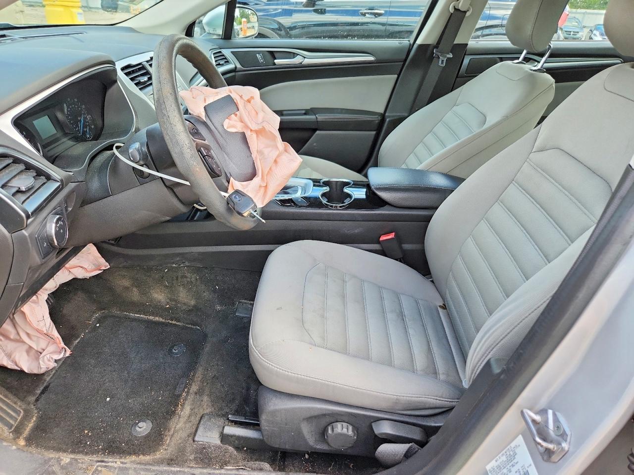 2015 Ford Fusion S Серебряный vin: 3FA6P0G79FR124341