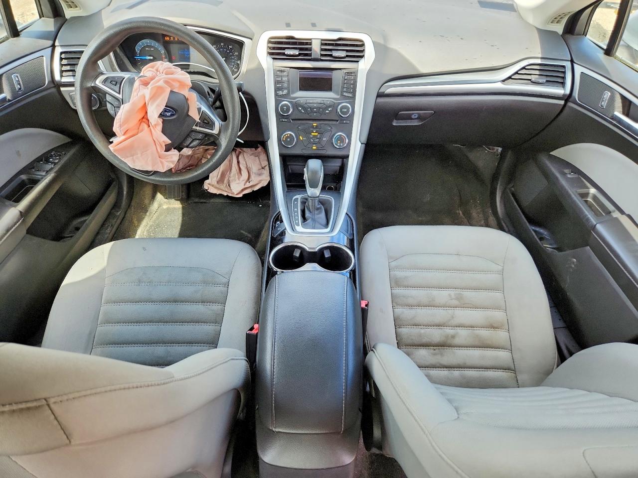 2015 Ford Fusion S Серебряный vin: 3FA6P0G79FR124341