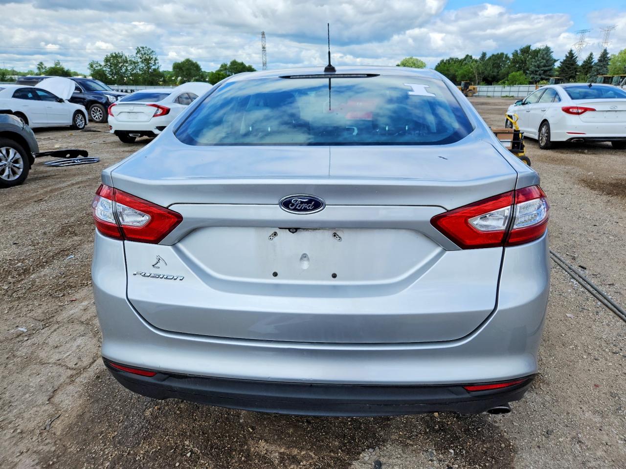 2015 Ford Fusion S Серебряный vin: 3FA6P0G79FR124341