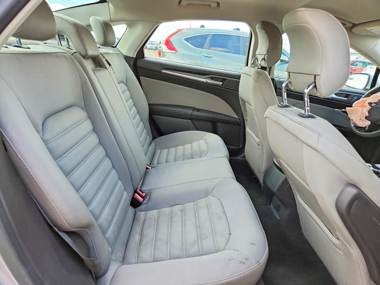 2015 Ford Fusion S Серебряный vin: 3FA6P0G79FR124341