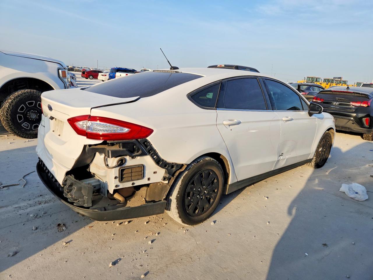2014 Ford Fusion S Белый vin: 3FA6P0G7XER103349