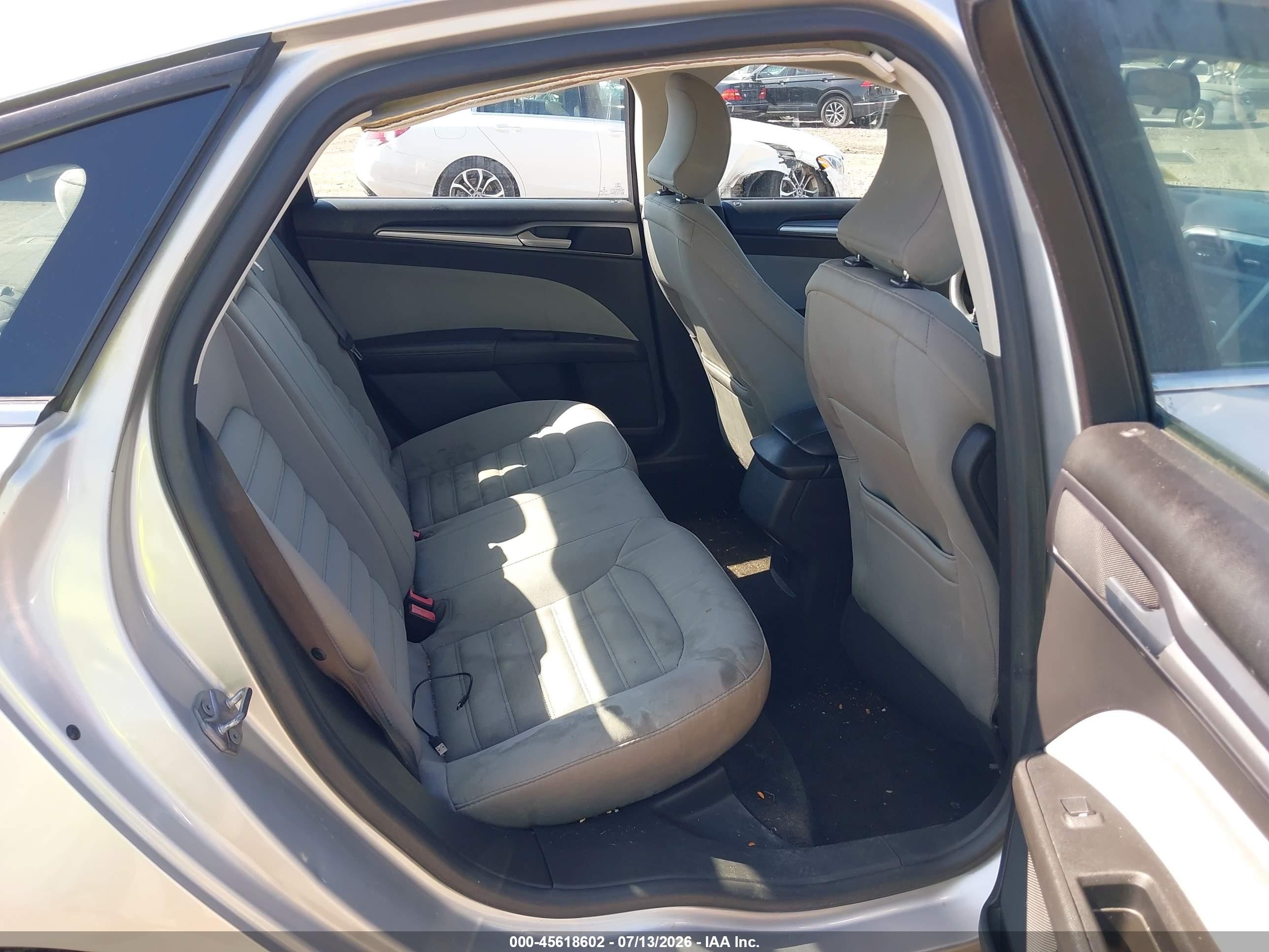 2015 Ford Fusion S Серебряный vin: 3FA6P0G7XFR289119