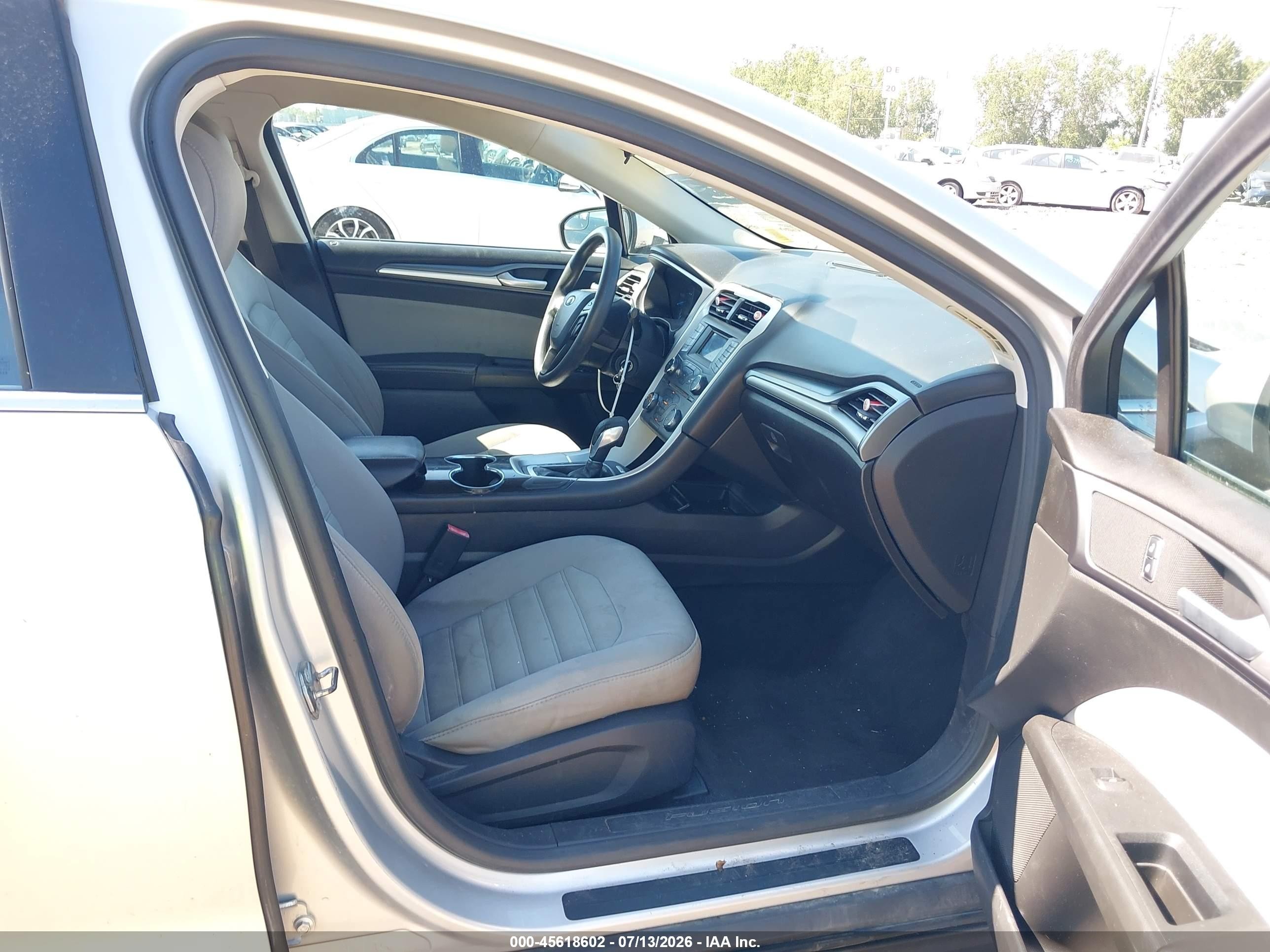 2015 Ford Fusion S Серебряный vin: 3FA6P0G7XFR289119