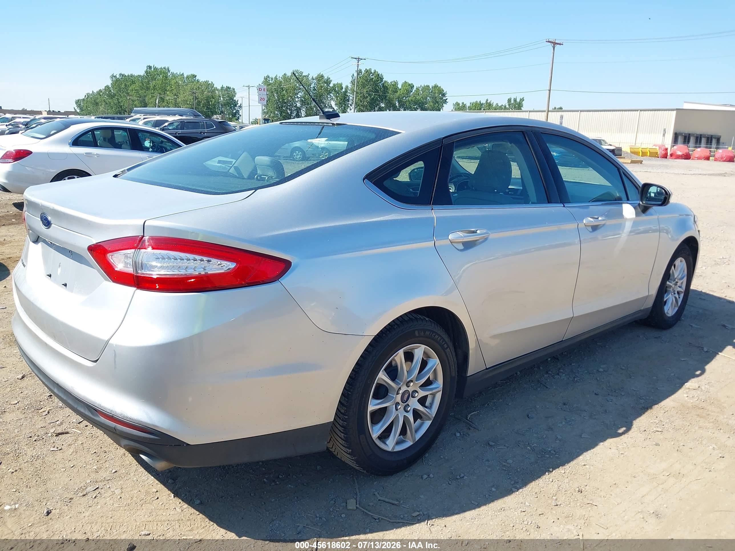 2015 Ford Fusion S Серебряный vin: 3FA6P0G7XFR289119