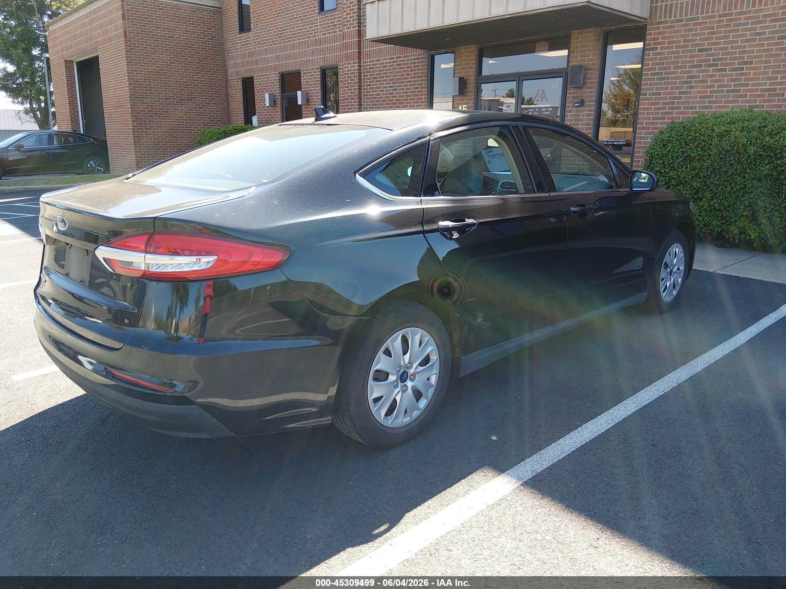 2020 Ford Fusion S Черный vin: 3FA6P0G7XLR235136