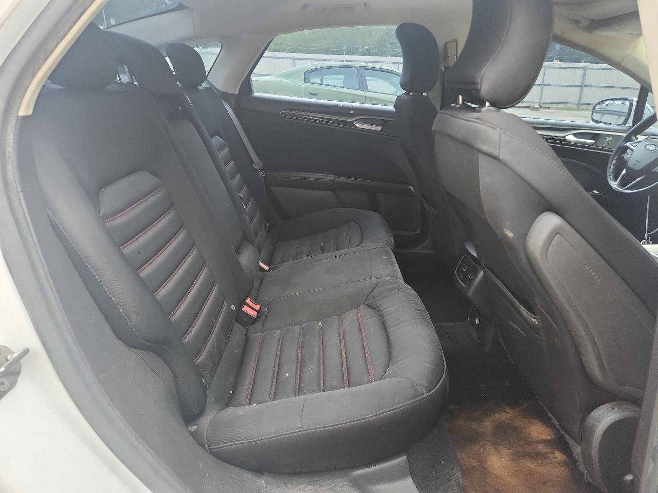 2015 Ford Fusion Se Белый vin: 3FA6P0H77FR291487 Damage: Right Rear Carpet, Stained, Permanent