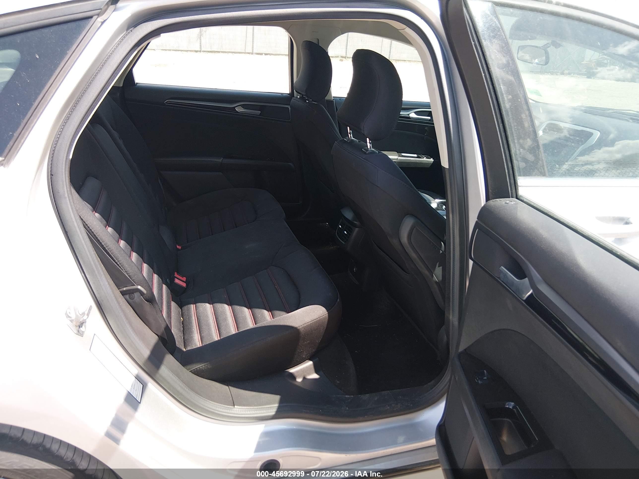 2015 Ford Fusion Se Серебряный vin: 3FA6P0H9XFR283496