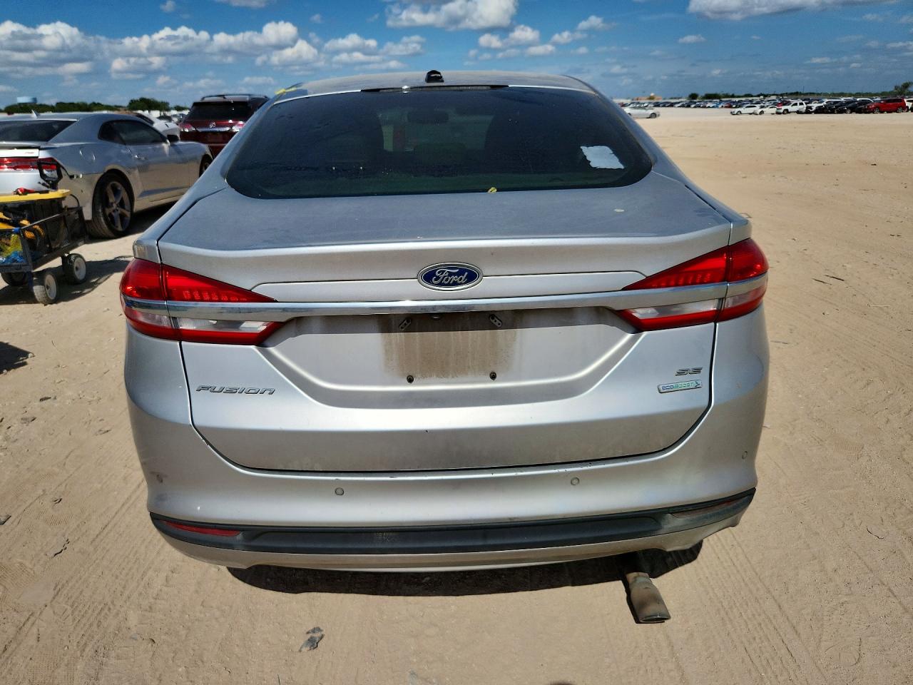 2017 Ford Fusion Se Серебряный vin: 3FA6P0HD8HR123012