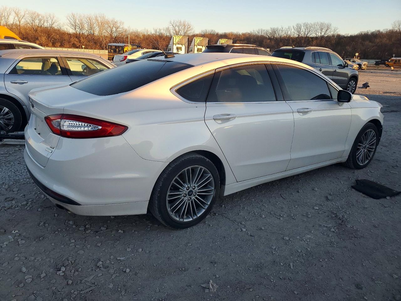 2013 Ford Fusion White vin: 3FA6P0HR5DR111311
