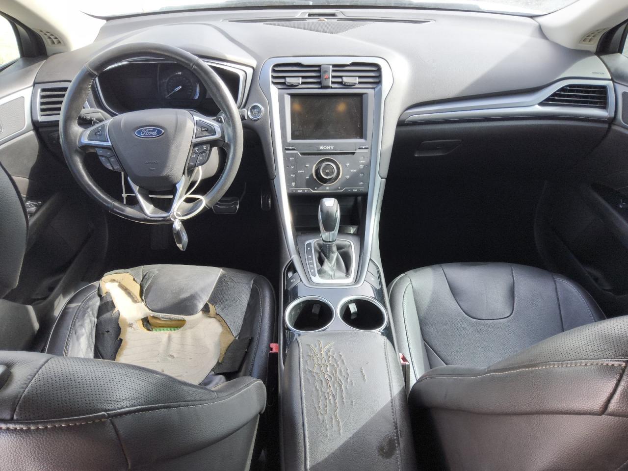 2013 Ford Fusion Titanium Серебряный vin: 3FA6P0K92DR138345 Damage: Front Center Armrest, Worn, Replacement Required