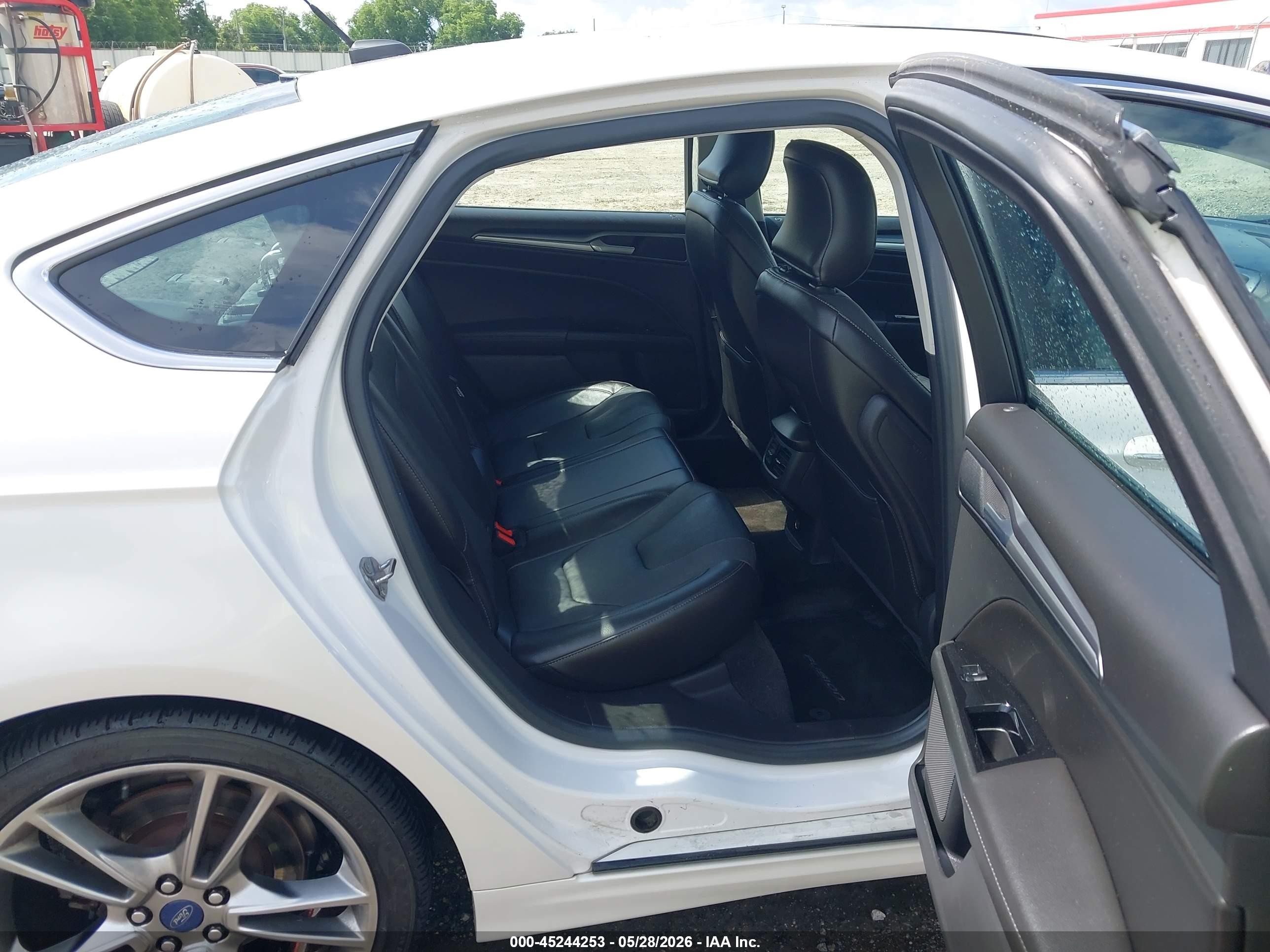2015 Ford Fusion Titanium Белый vin: 3FA6P0K92FR250727