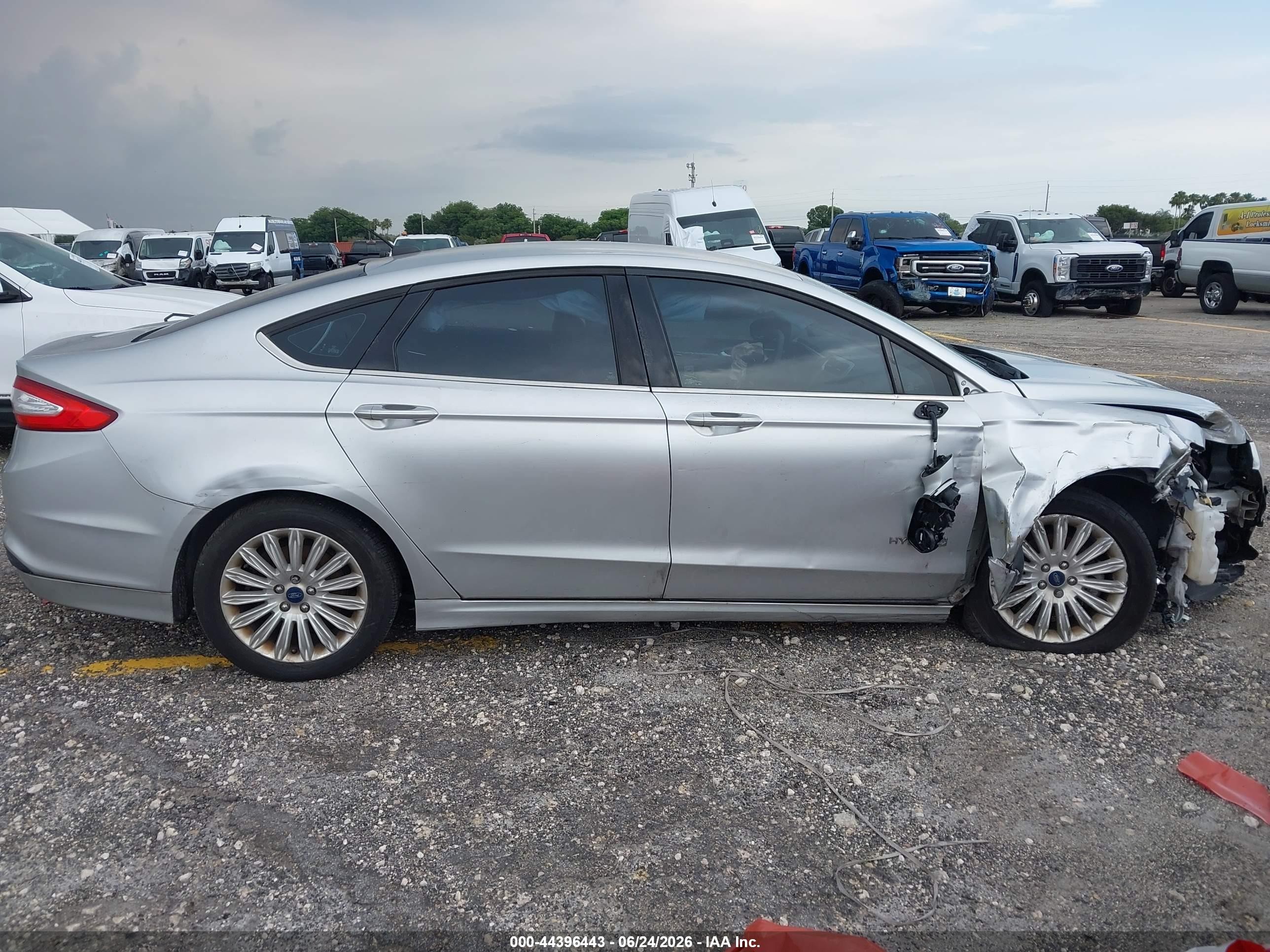 2015 Ford Fusion Hybrid Se Серебряный vin: 3FA6P0LU3FR288714