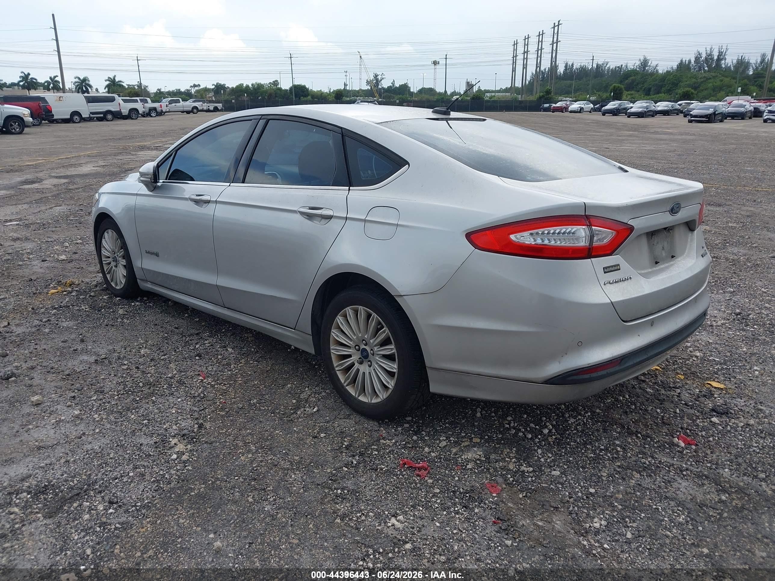 2015 Ford Fusion Hybrid Se Серебряный vin: 3FA6P0LU3FR288714