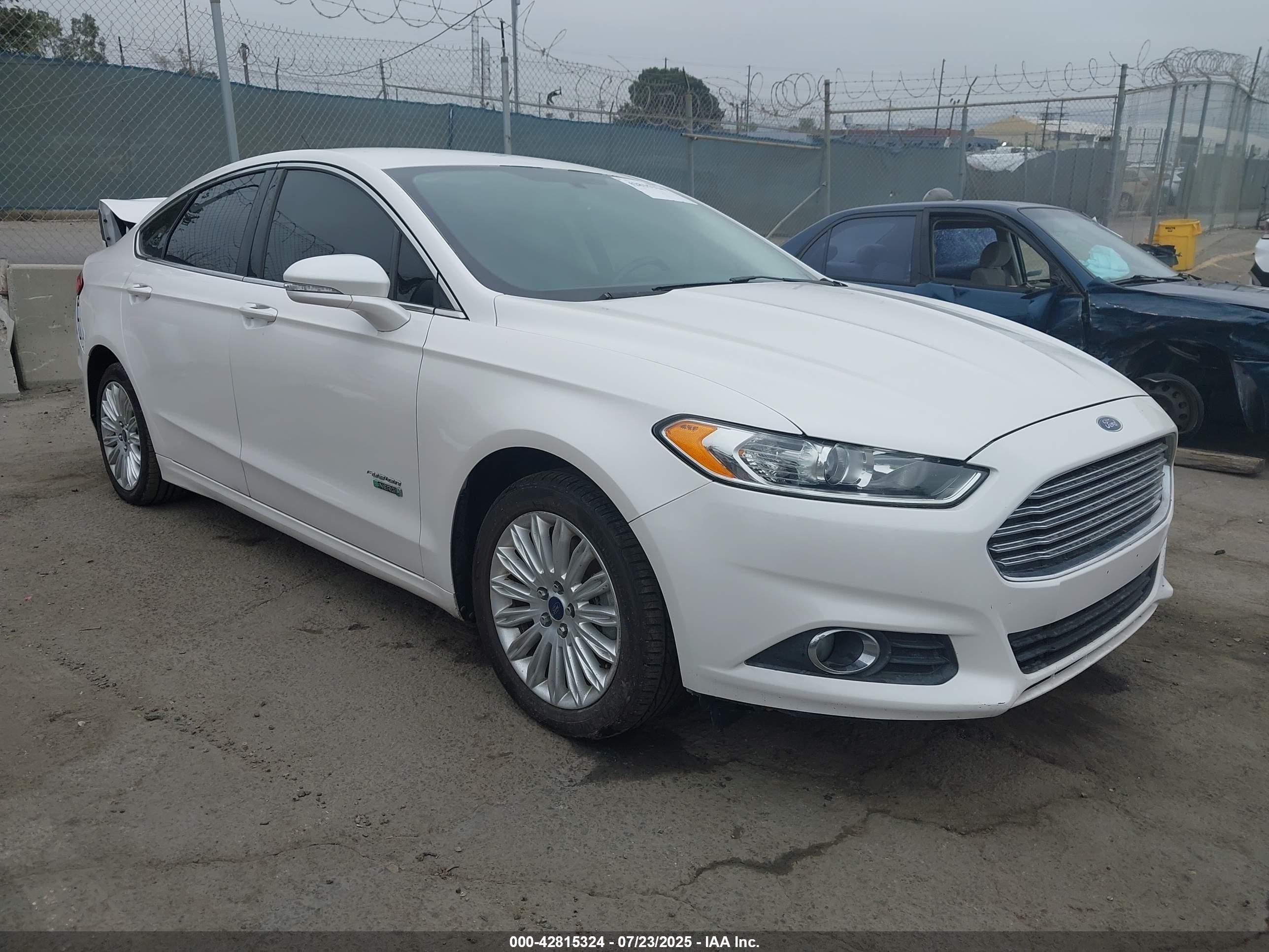 2013 Ford Fusion Energi Se Luxury White vin: 3FA6P0PU0DR285468