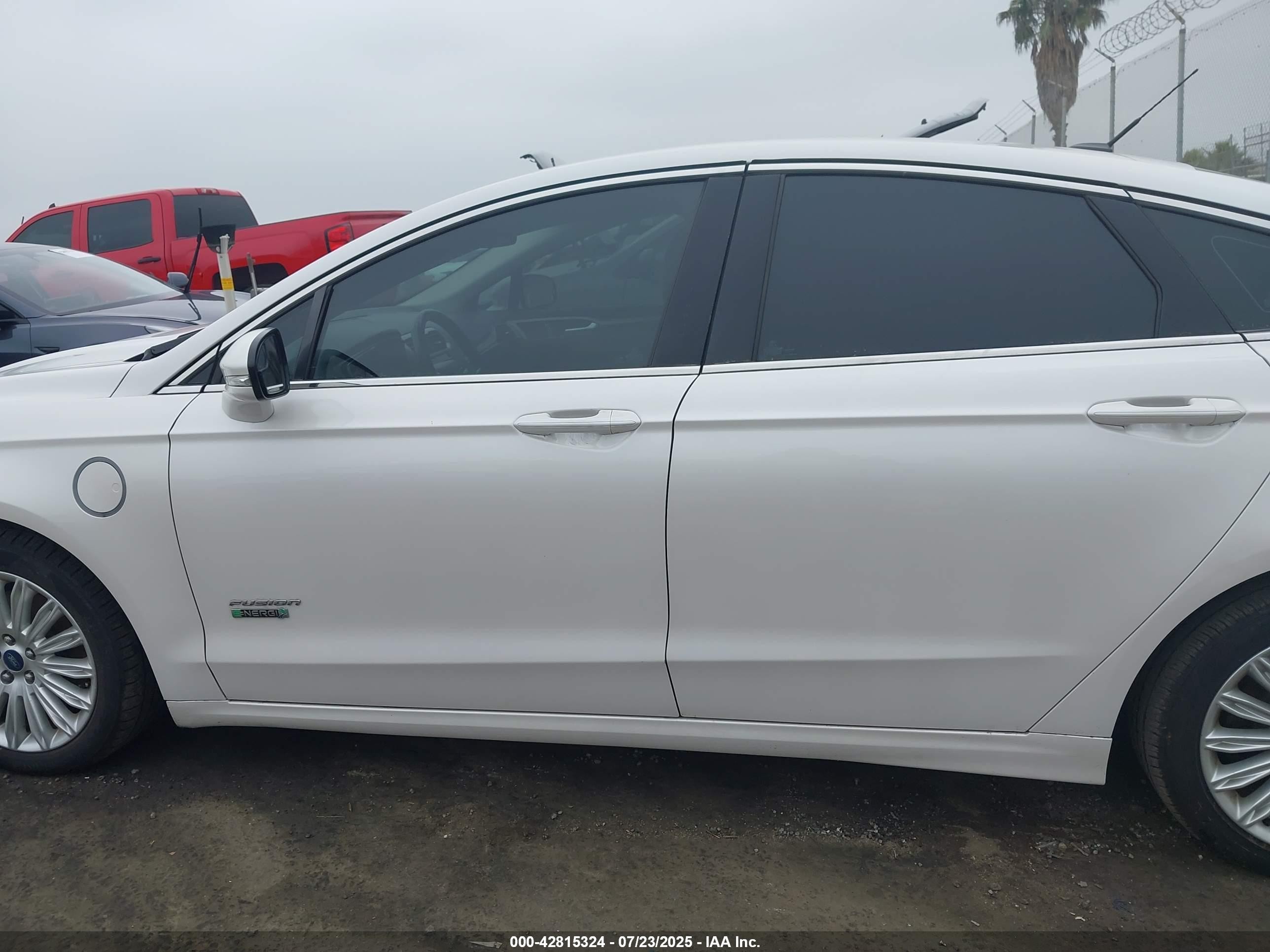 2013 Ford Fusion Energi Se Luxury White vin: 3FA6P0PU0DR285468