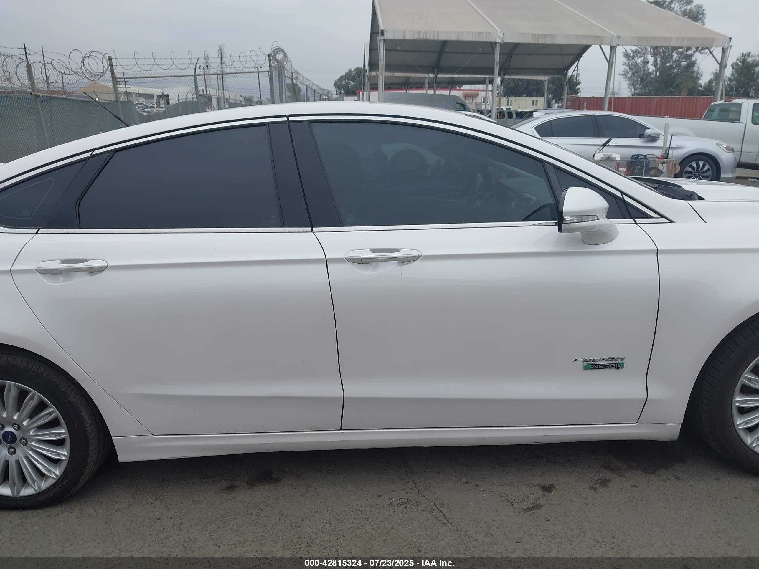 2013 Ford Fusion Energi Se Luxury White vin: 3FA6P0PU0DR285468