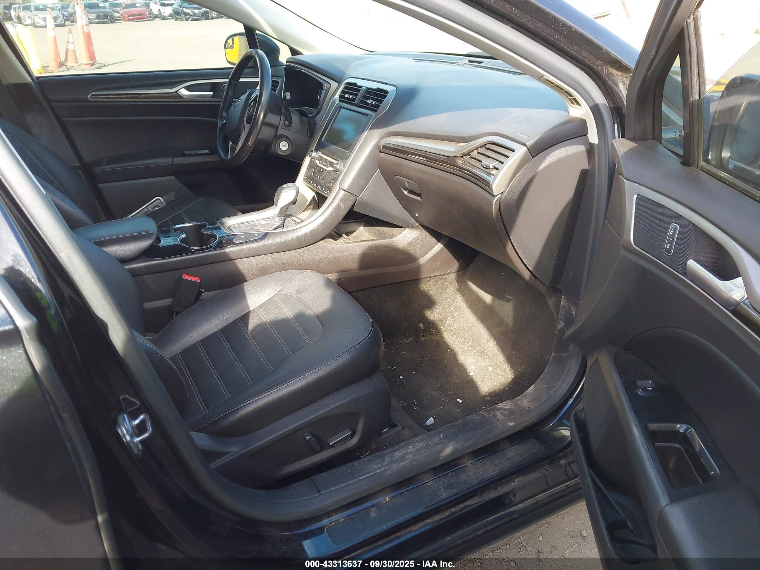 2015 Ford Fusion Energi Se Luxury Черный vin: 3FA6P0PU3FR284401