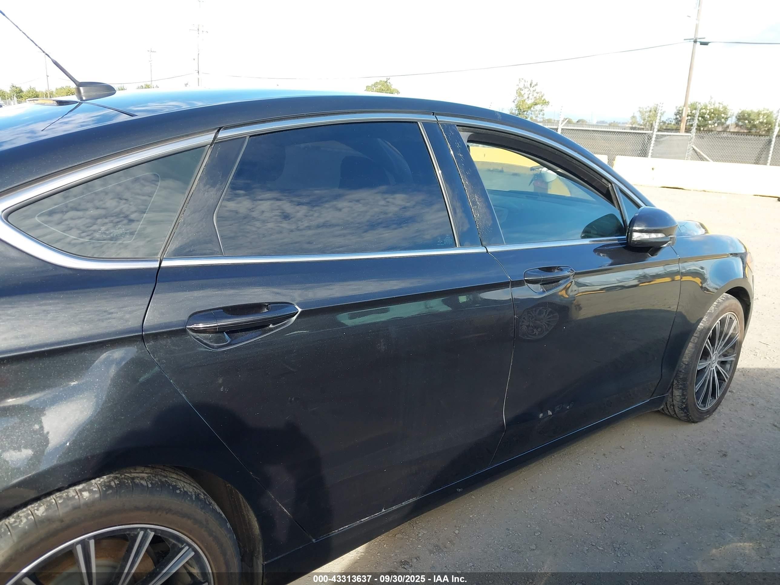 2015 Ford Fusion Energi Se Luxury Черный vin: 3FA6P0PU3FR284401