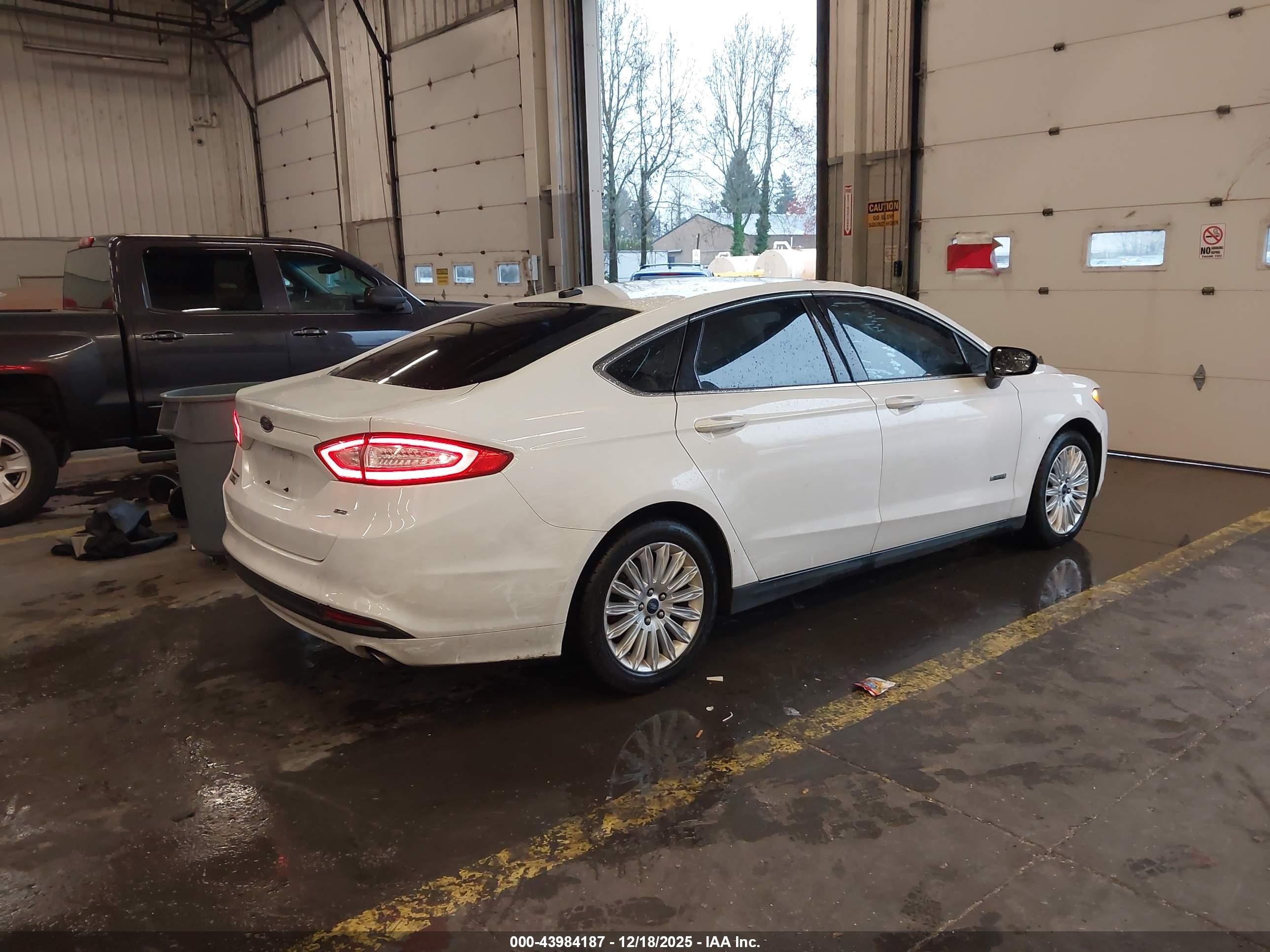 2013 Ford Fusion Energi Se Luxury White vin: 3FA6P0PU6DR386689