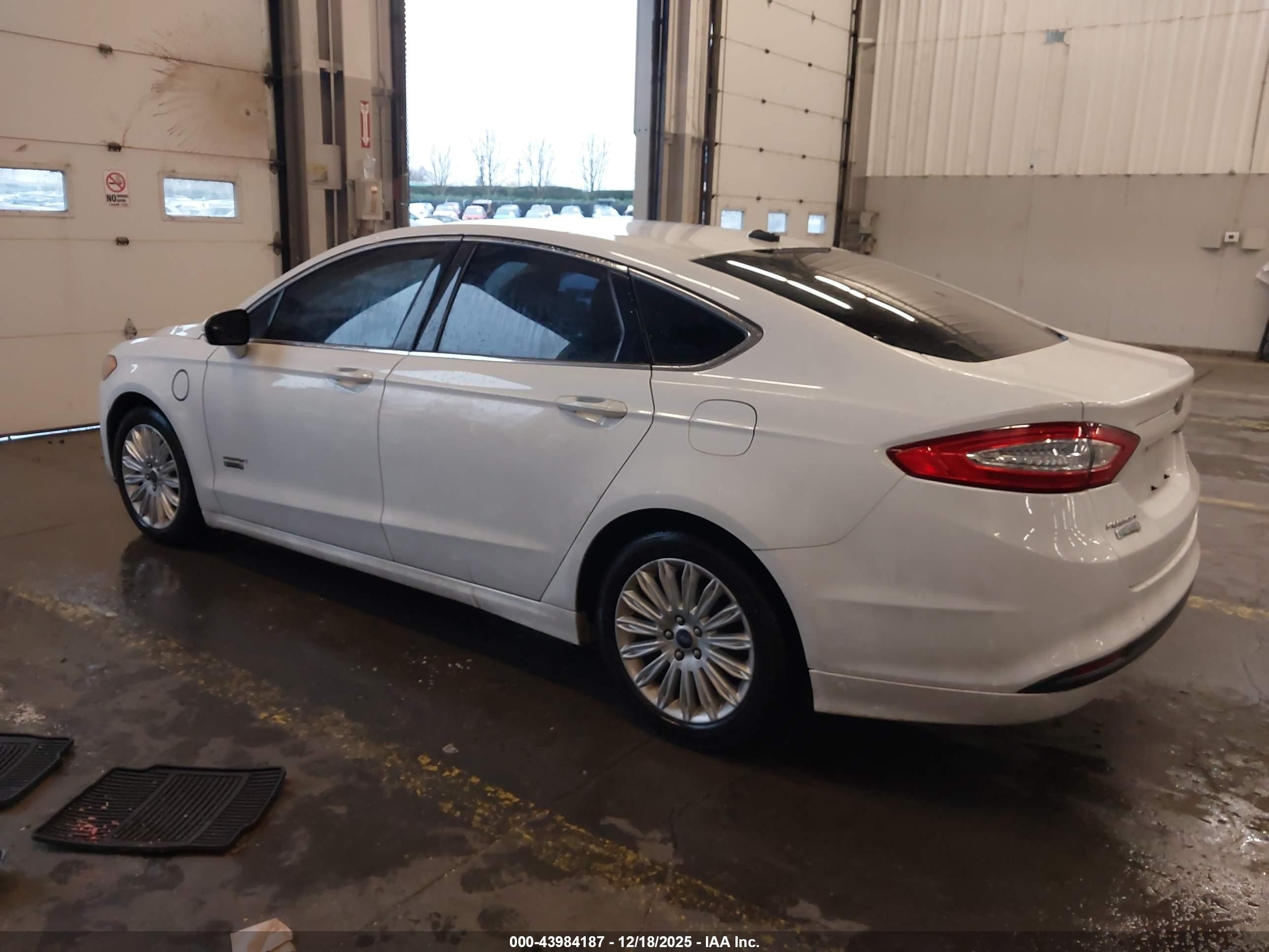 2013 Ford Fusion Energi Se Luxury White vin: 3FA6P0PU6DR386689