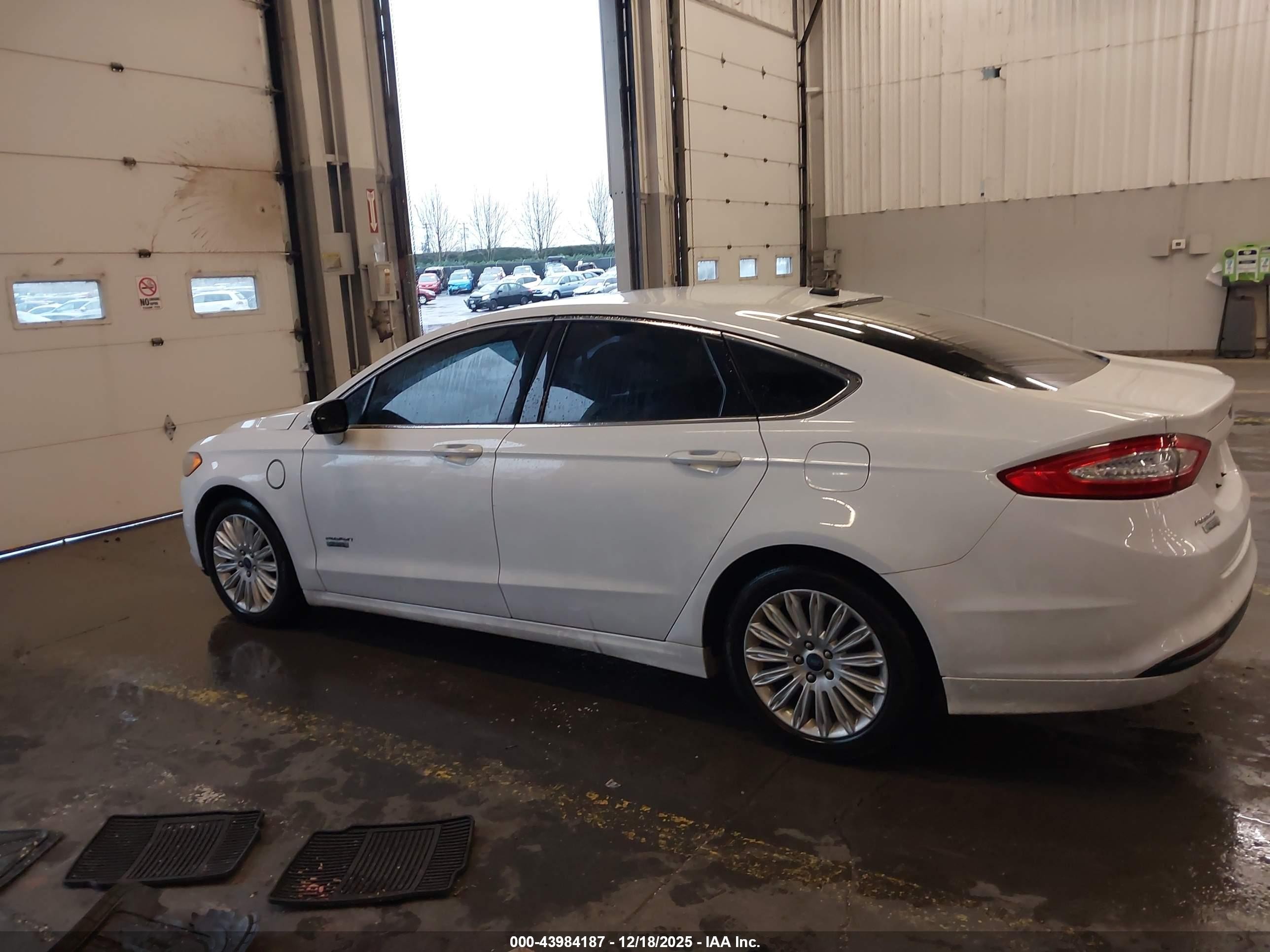 2013 Ford Fusion Energi Se Luxury White vin: 3FA6P0PU6DR386689