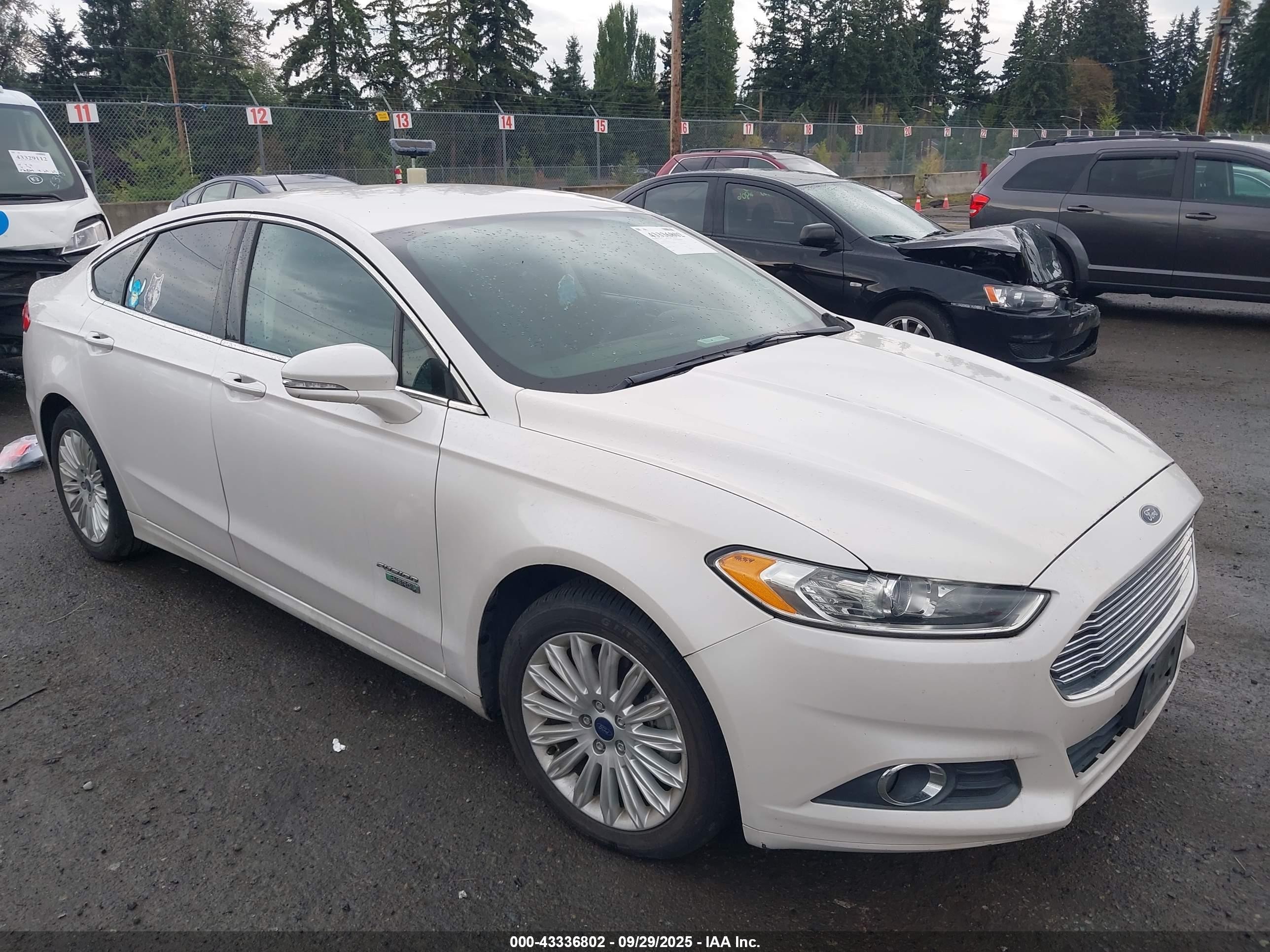 2013 Ford Fusion Energi Se Luxury White vin: 3FA6P0PU9DR285761