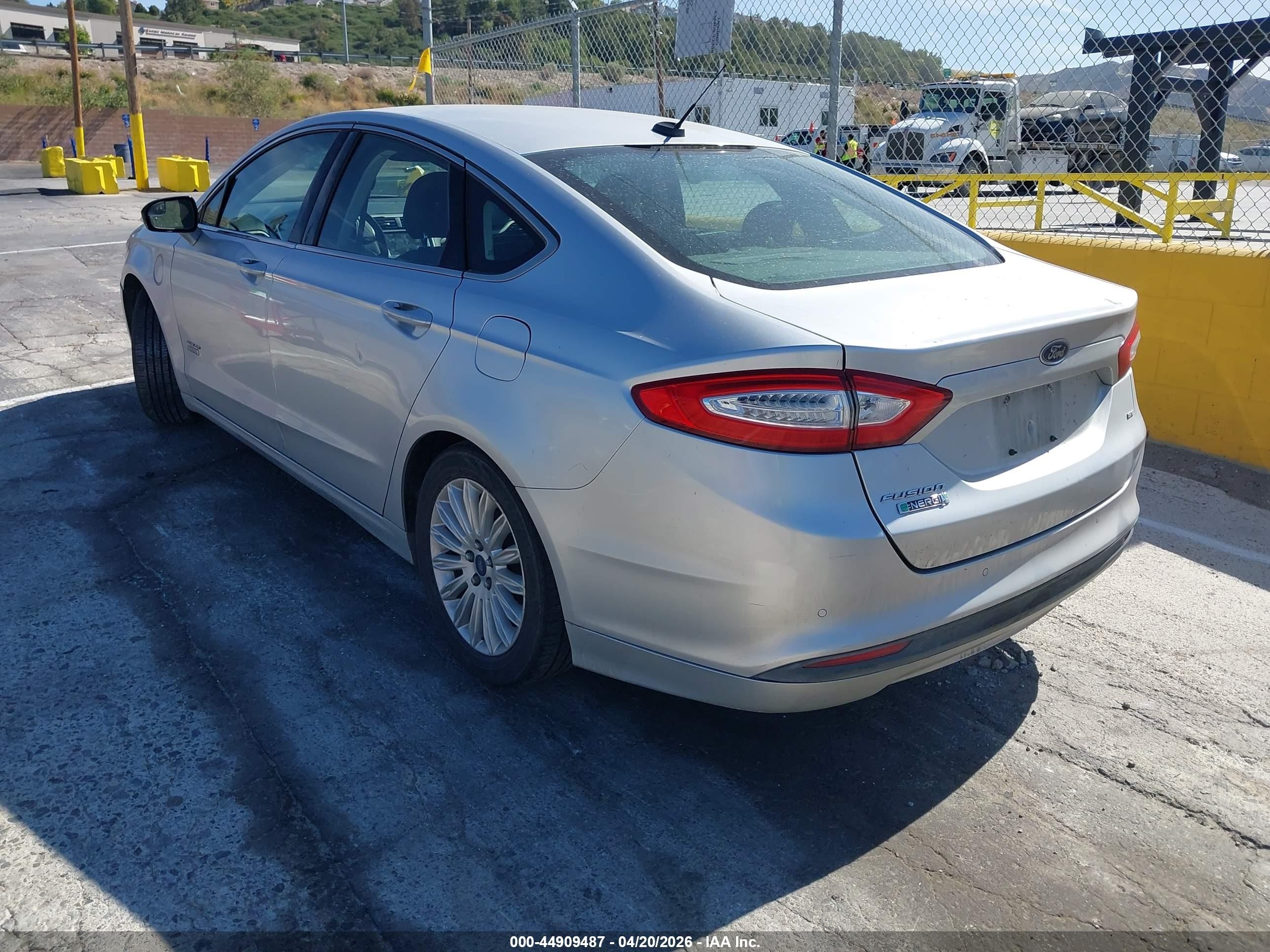 2013 Ford Fusion Energi Se Luxury Серебряный vin: 3FA6P0PU9DR297179