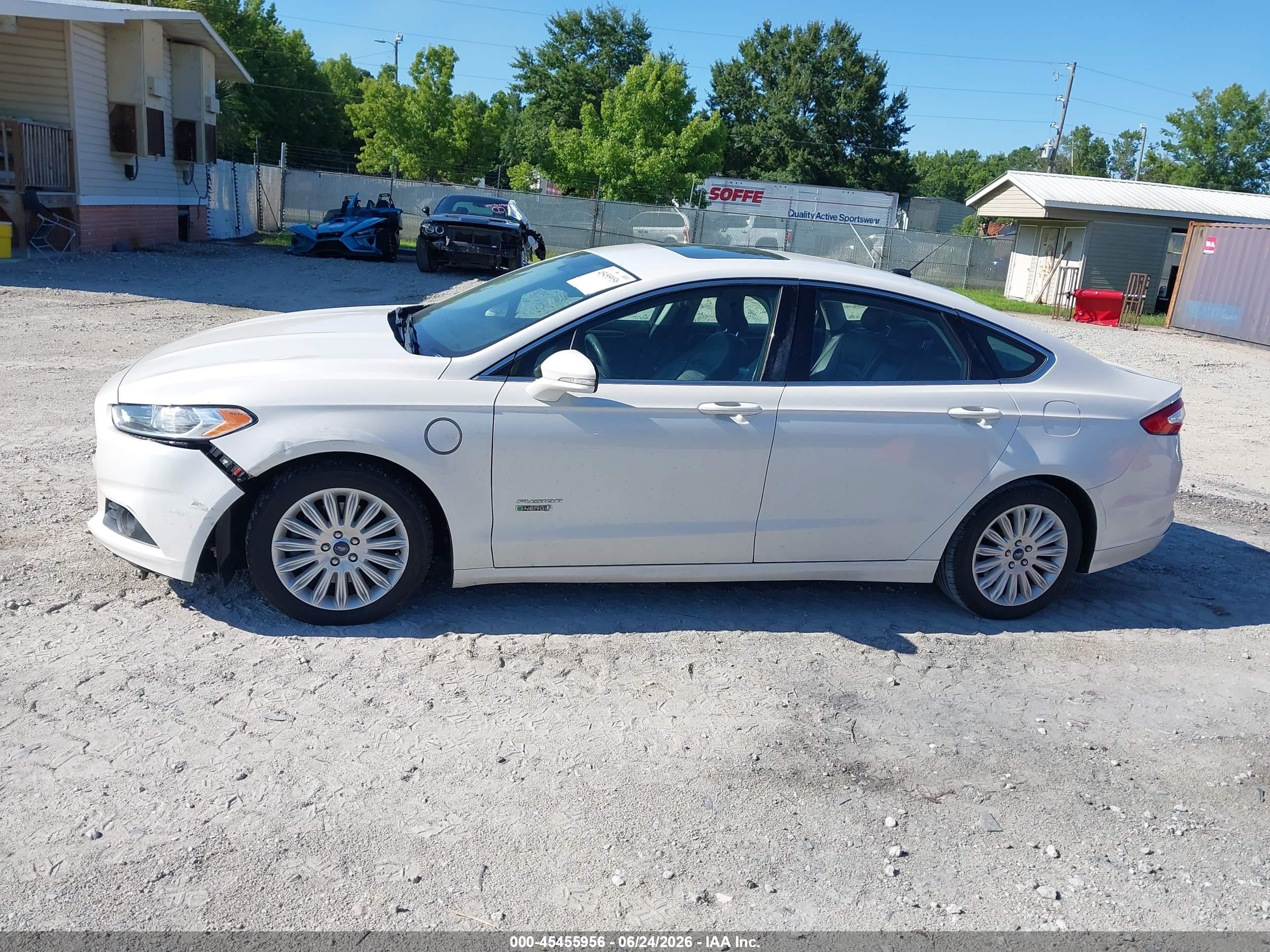 2015 Ford Fusion Energi Se Luxury Белый vin: 3FA6P0PU9FR275461