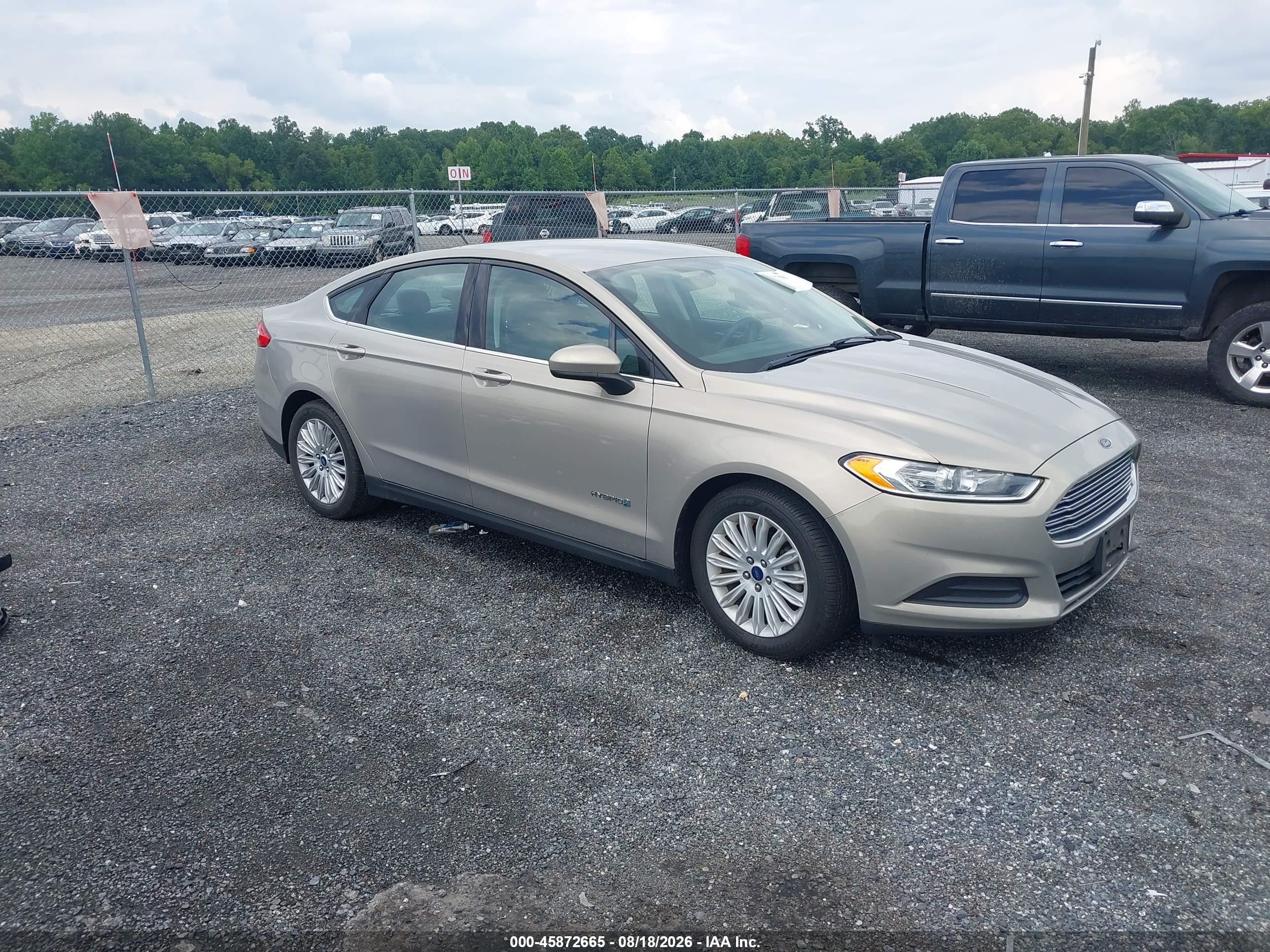 2015 Ford Fusion Hybrid S Золотой vin: 3FA6P0UU5FR149473