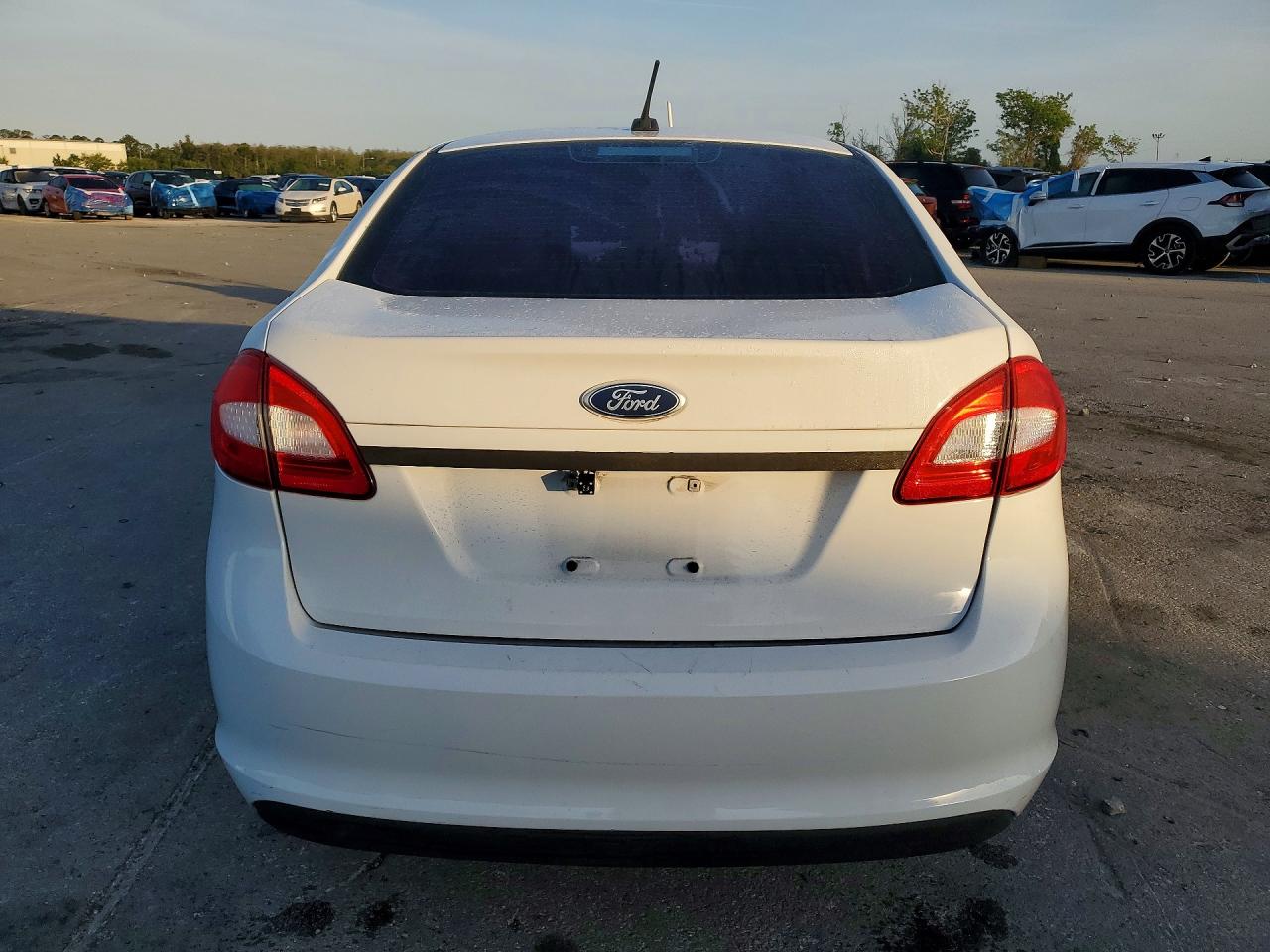 2011 Ford Fiesta S Белый vin: 3FADP4AJ0BM174779